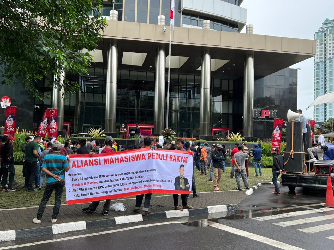 Unjuk rasa dilakukan di depan Gedung Merah Putih KPK, Kuningan, Jakarta Selatan, Kamis (21/4).