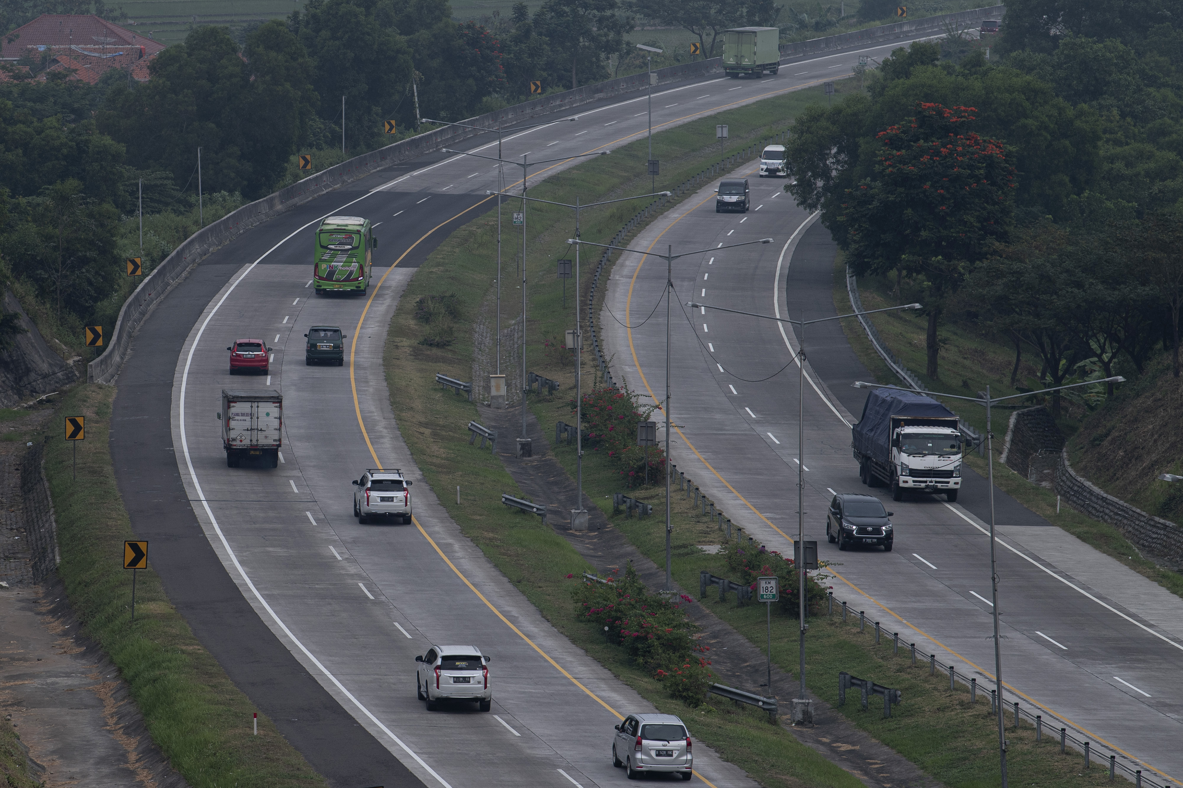  Kendaraan arah Jakarta (lajur kiri) melintas di jalan tol Cipali, Cirebon, Jawa Barat.