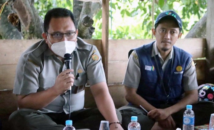  Kepala SMK-PP Negeri Banjarbaru, Budi Santoso (kiri) hadir di lapangan untuk memastikan kegiatan DSMF berjalan lancar