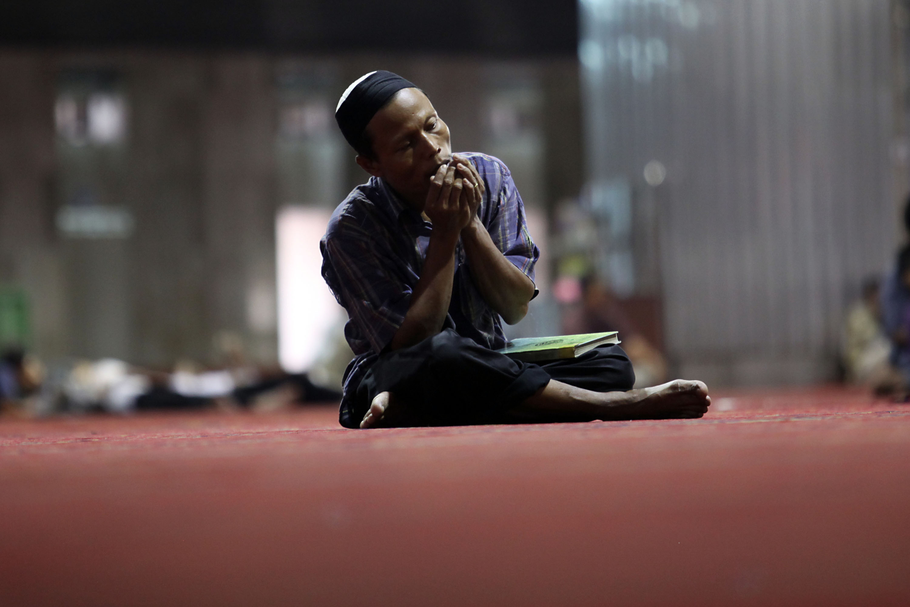 Seorang umat muslim memanjatkan doa seusai menunaikan ibadah shalat ashar di Majid Istiqlal, Jakarta.