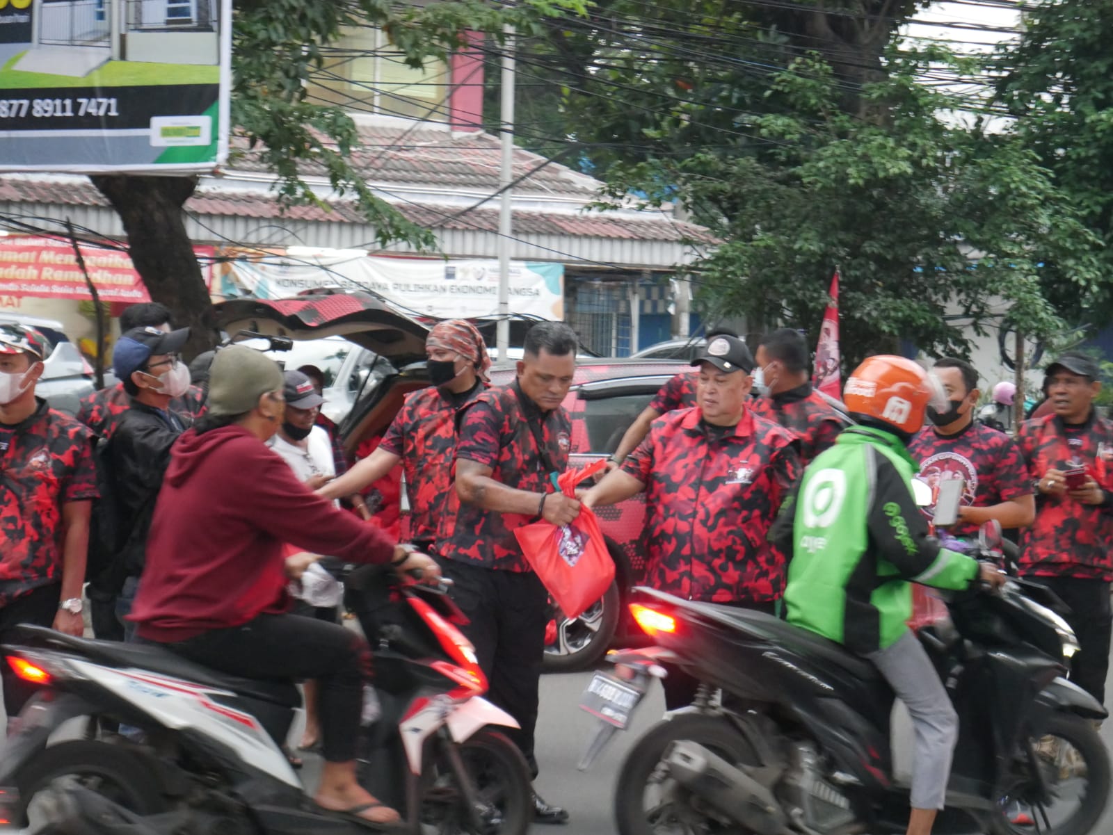 Anggota Laskar Ganjar Puan membagikan takjil dan paket sembako di DPP LGP Jl. Kalimalang, Jakarta Timur dan Bekasi Kota.