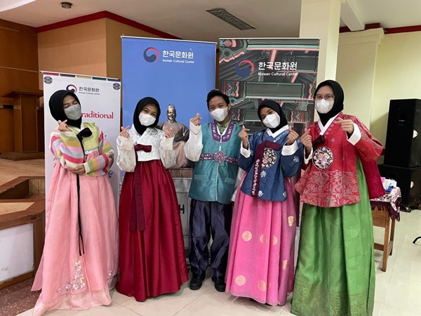 Para pelajar SMKN 57 mencoba Hanbok dalam acara peringatan Hari Kartini yang digelar KCCI.