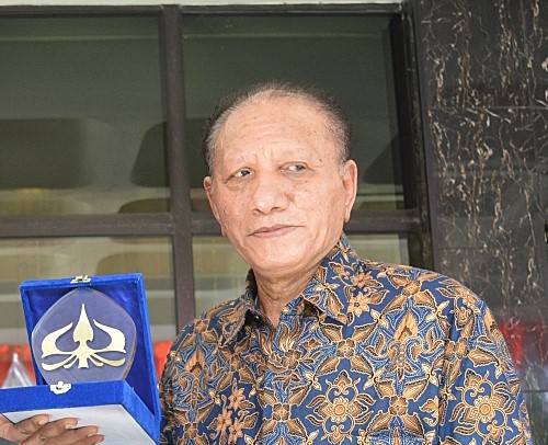 Prof. Dr. Thoby Mutis Rektor USAKTI masa jabatan 1998-2016, meninggal dunia hari ini, Sabtu (9/4) pada pukul jam 02.05 WIB di RS St. Carolus