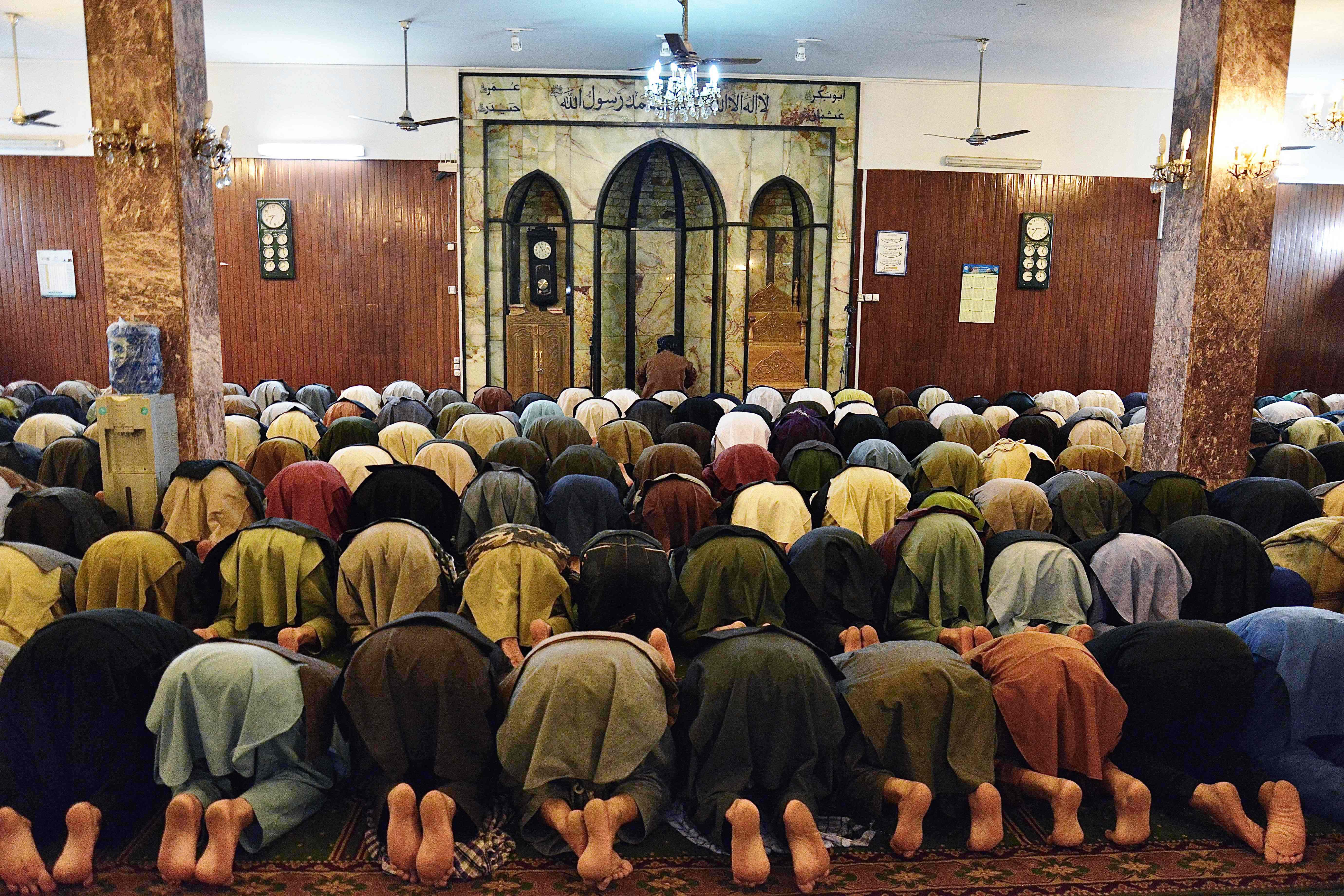 Masyarakat muslim Afghanistan melakukan salat tarawih pertama di Masjid Wazir Akbar Khan, Kabul, Sabtu (2/4). 