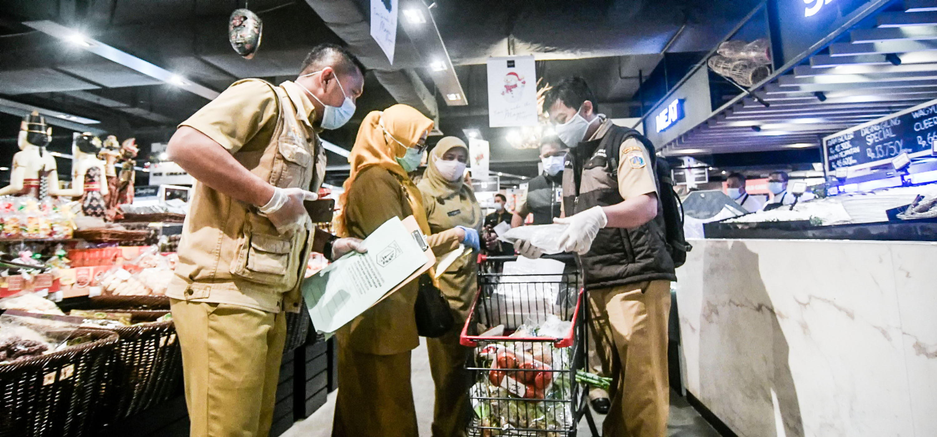 Petugas dari Dinas Ketahanan Pangan, Kelautan, dan Pertanian (KPKP) Provinsi DKI Jakarta saat memilih bahan makanan untuk diperiksa di retai