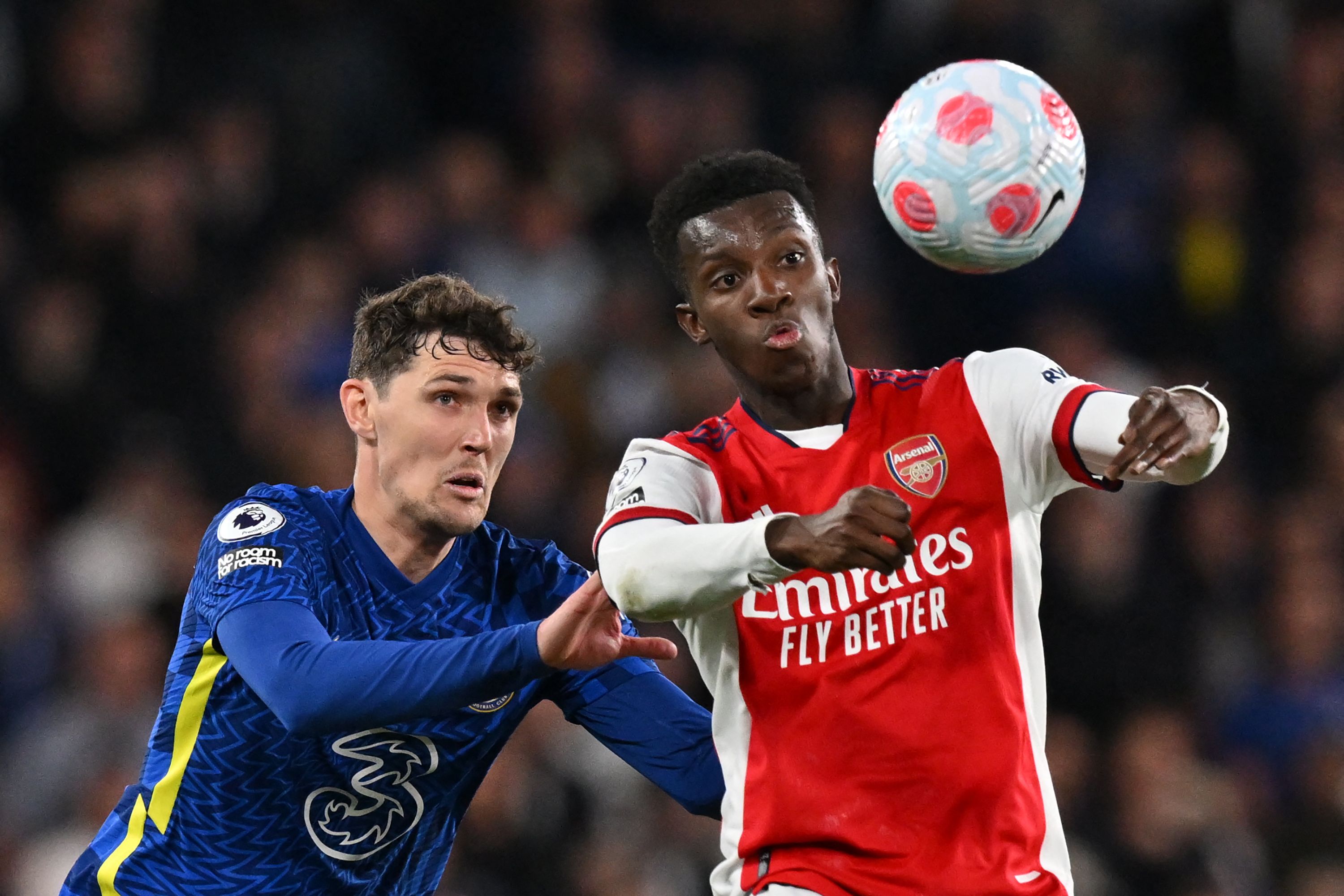 Penyerang Arsenal Eddie Nketiah (kanan) berduel dengan bek Chelsea Andreas Christensen dalam laga Liga Primer Inggris.