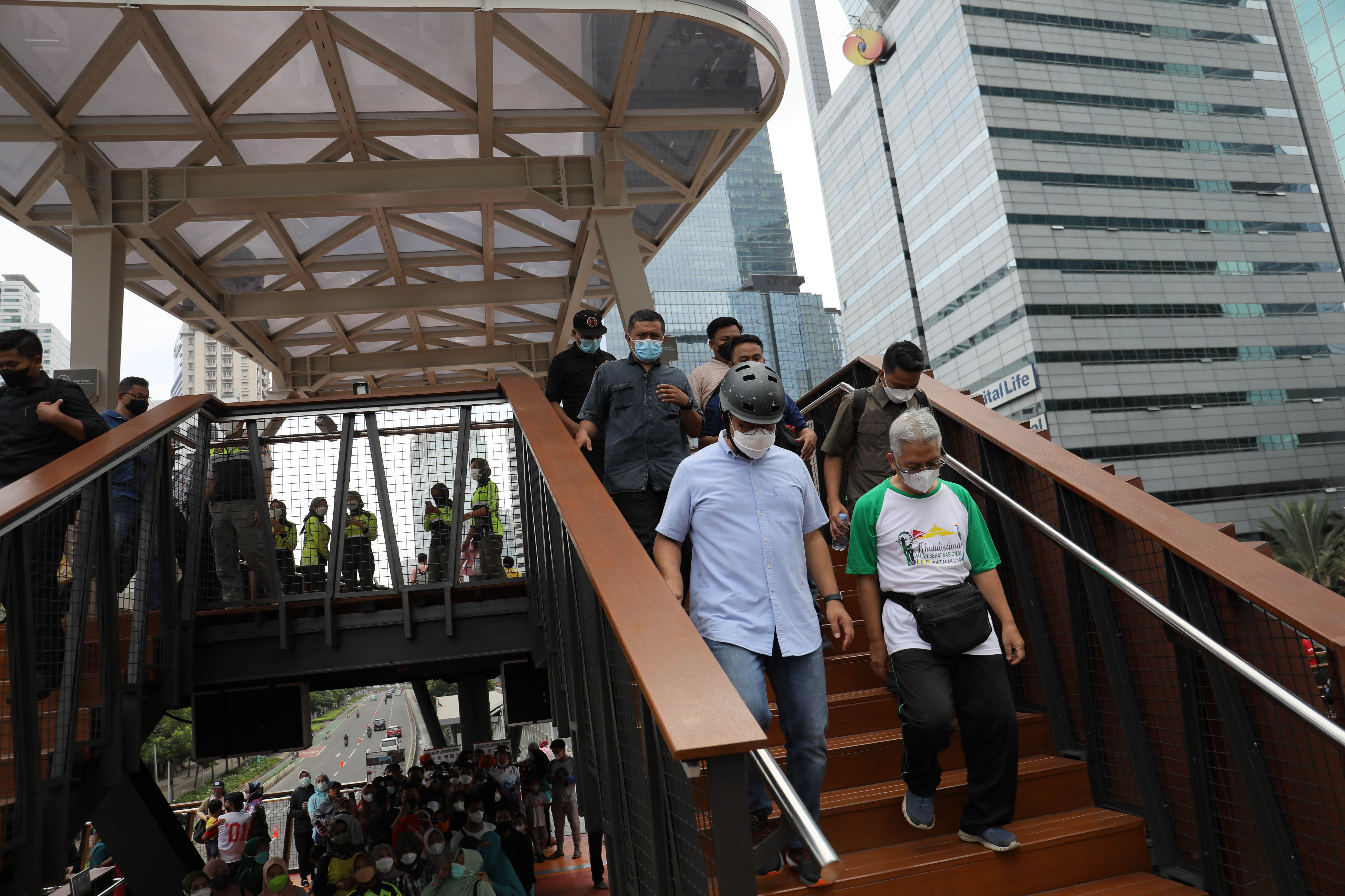 Gubernur DKI Jakarta Anies Baswedan menyapa warga saat mengunjungi jembatan penyeberangan orang (JPO) Pinisi di kawasan Sudirman, Jakarta. 