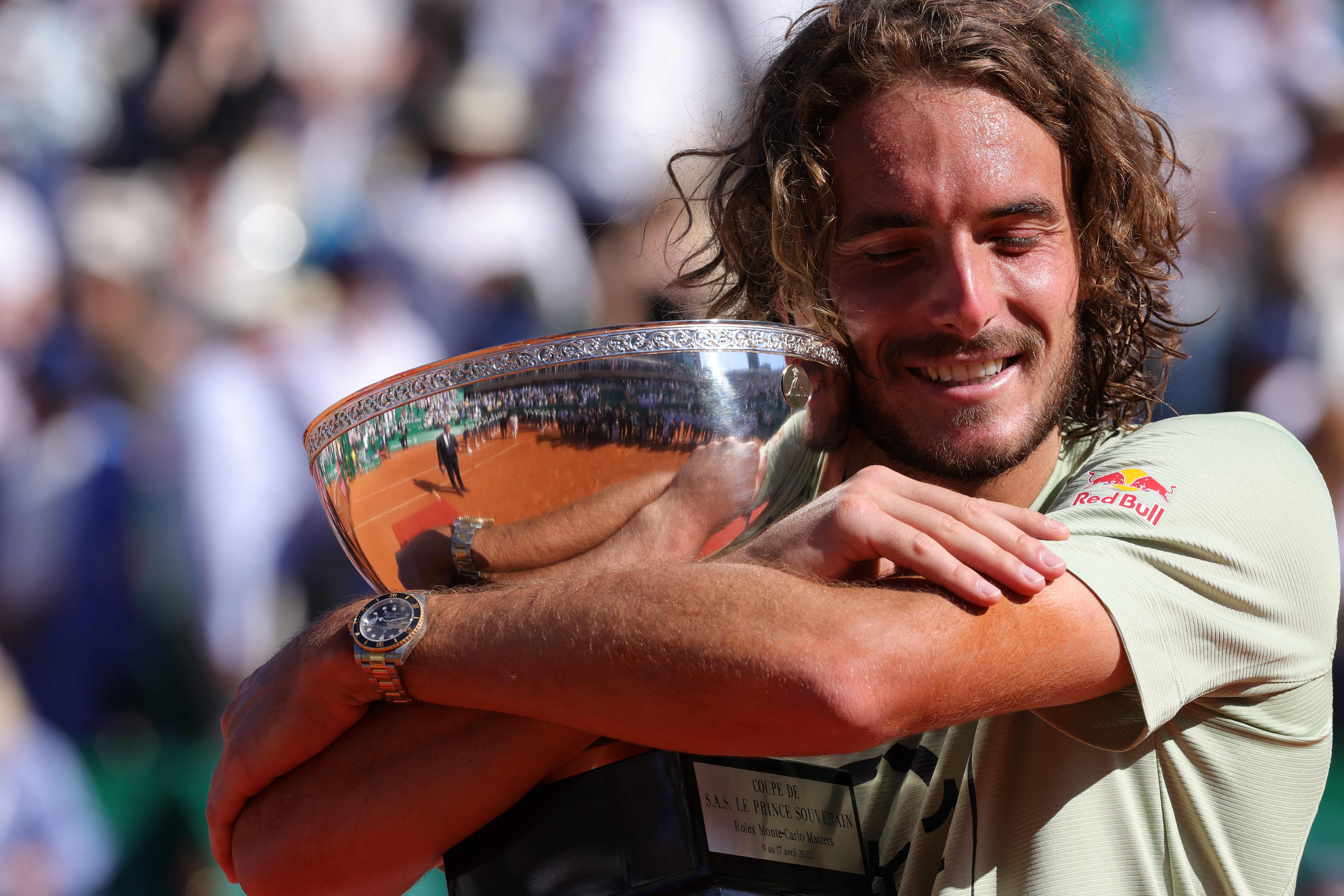 Petenis Yunani Stefanos Tsitsipas memeluk trofi Monte Carlo Masters yang dimenangkannya.