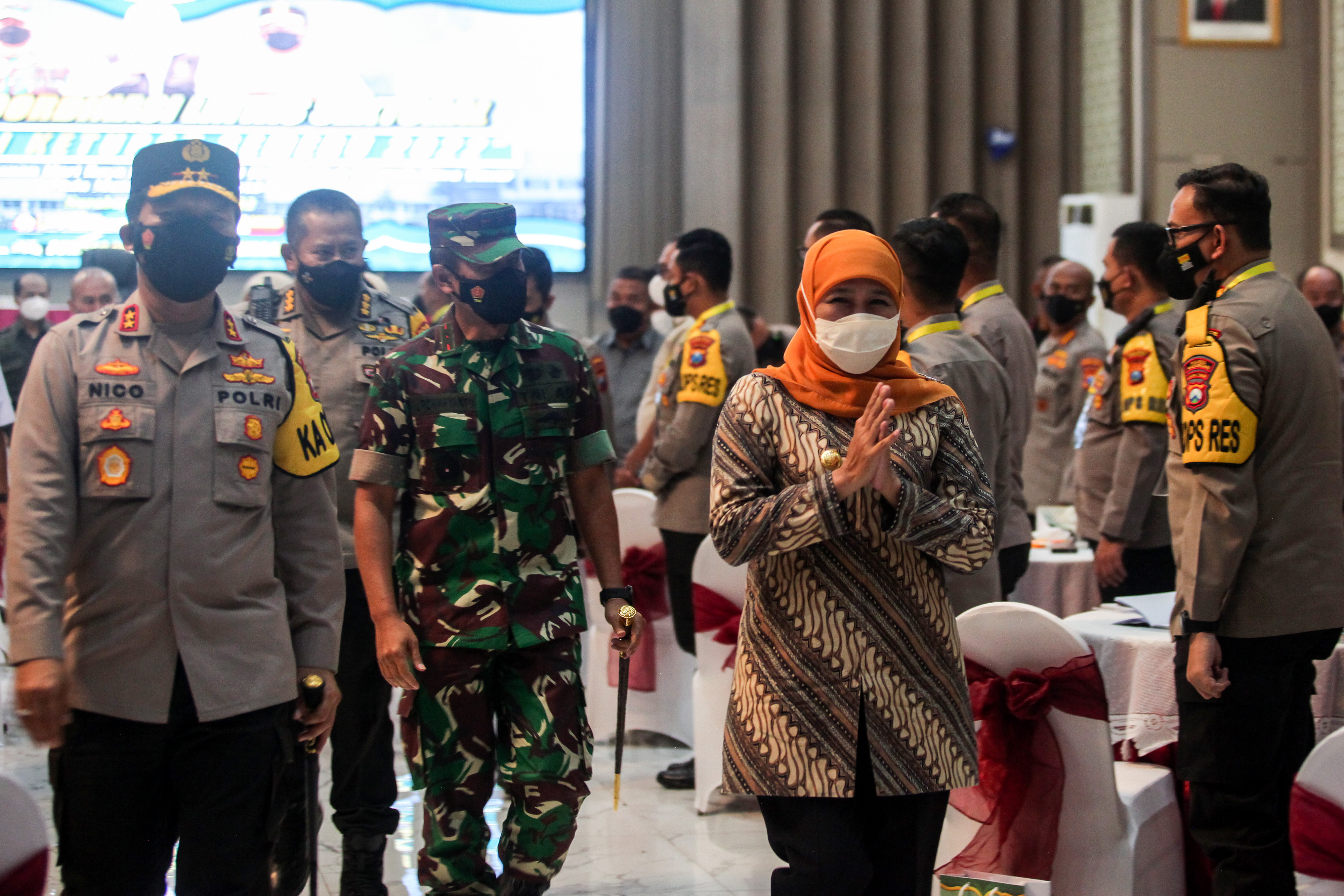 Gubernur Jawa Timur Khofifah Indar Parawansa (kedua kanan) berjalan bersama Kapolda Jawa Timur Irjen Pol Nico Afinta (kiri), Pangdam V/Brawi