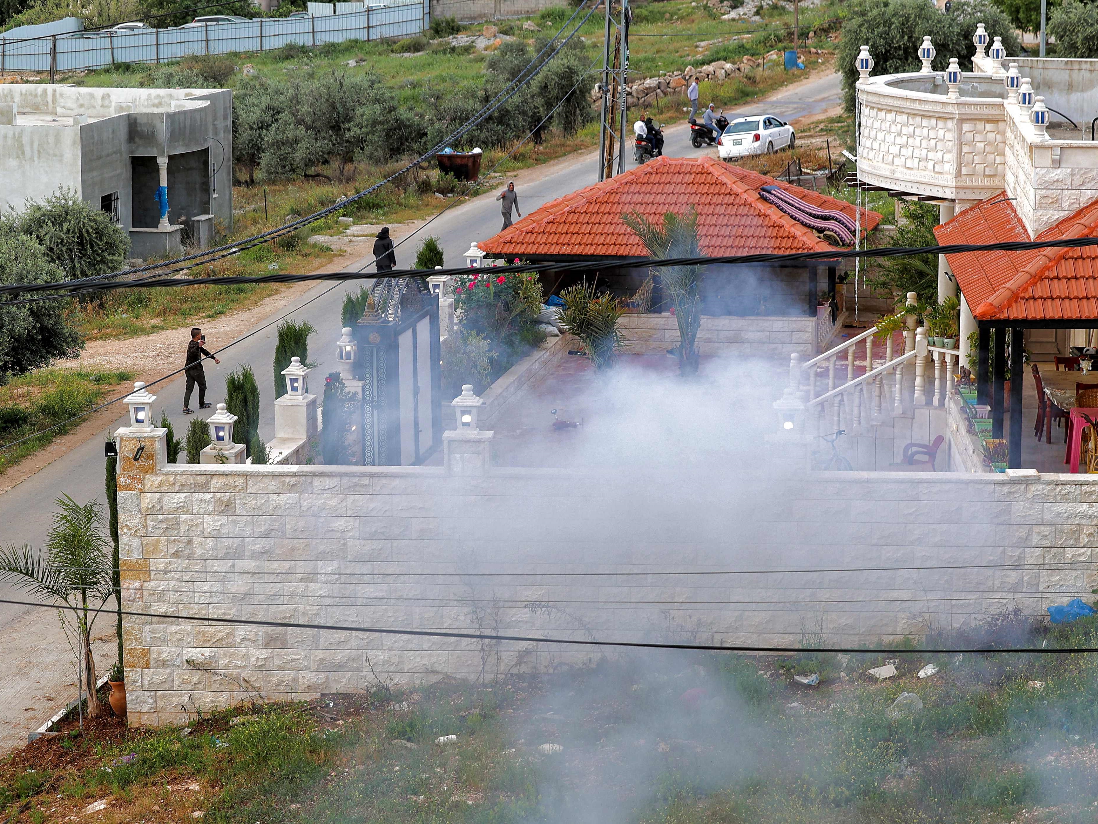 Asap mengepul setelah bahan peledak yang ditinggalkan warga Palestina diledakkan di sepanjang jalan selama serangan militer Israel.
