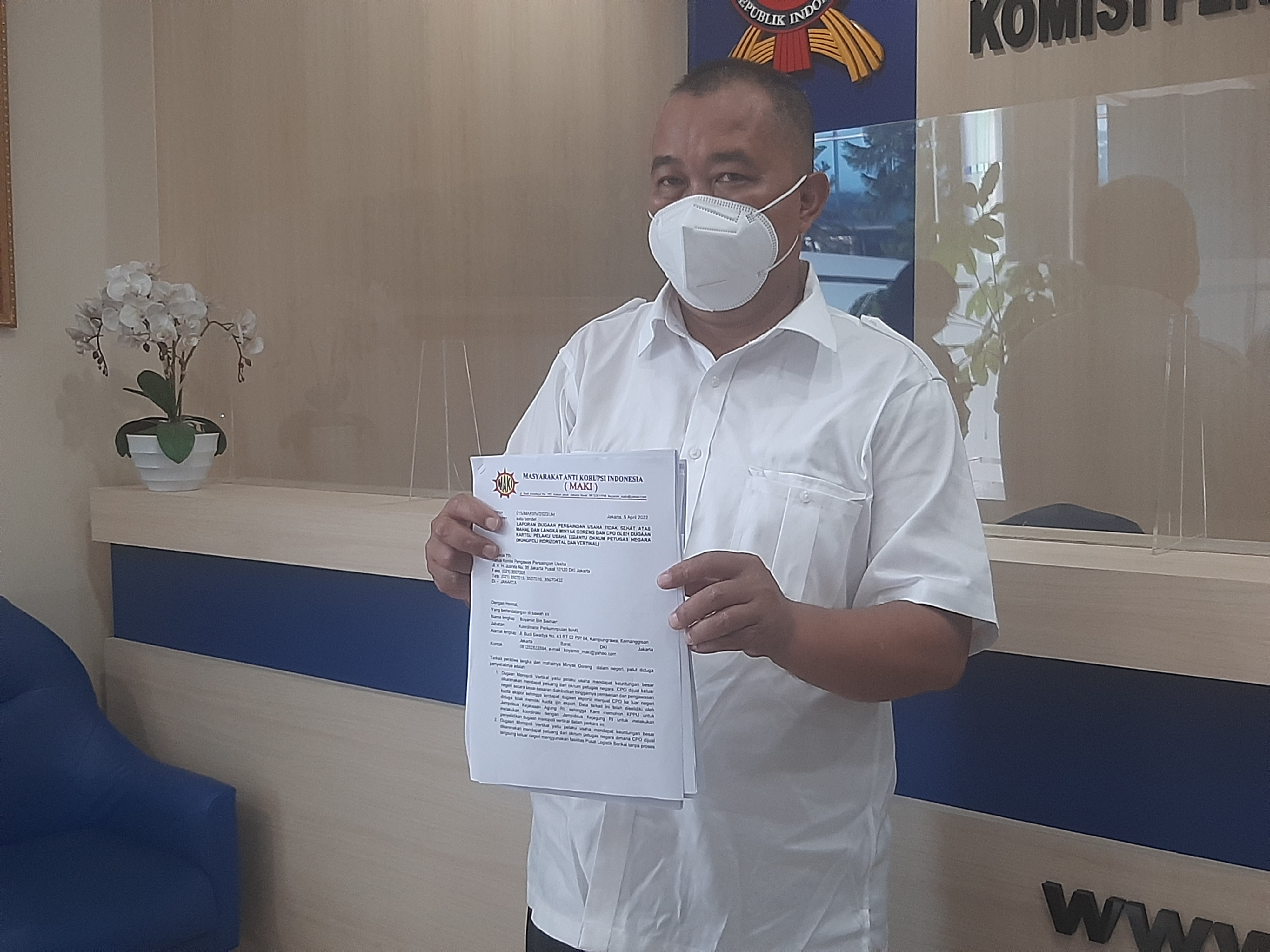 Koordinator MAKI Boyamin Saiman serahkan laporan dugaan kartel oleh sembilan perusahaan CPO ke KPPU, Jakarta, Selasa (5/4).