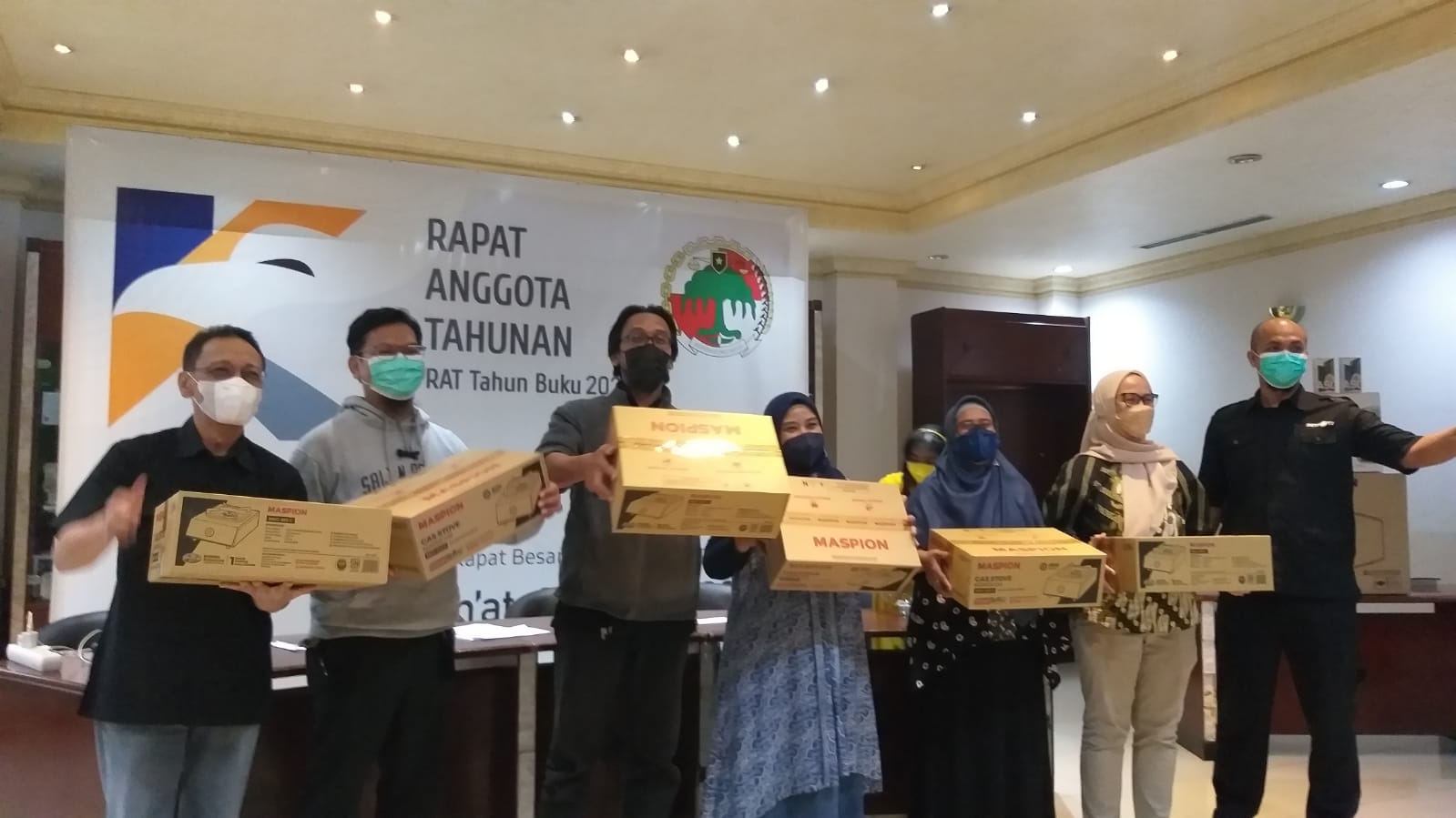 Anggota Kokarmindo mendapatkan doorproze seusai menghadiri RAT Kokarmindo 
