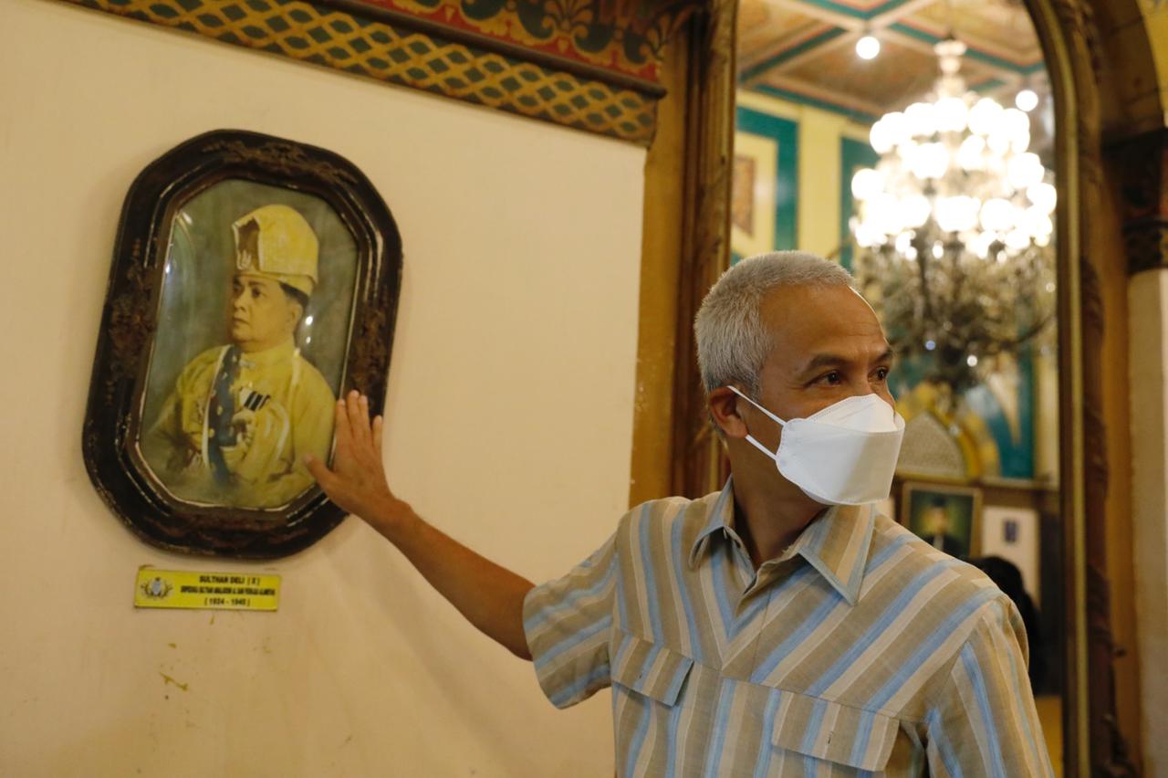 Gubernur Jawa Tengah, Ganjar Pranowo berkunjung ke Istana Maimun di Jalan Brigjen Katamso Medan, Sumatera Utara, Kamis (7/4/2022)
