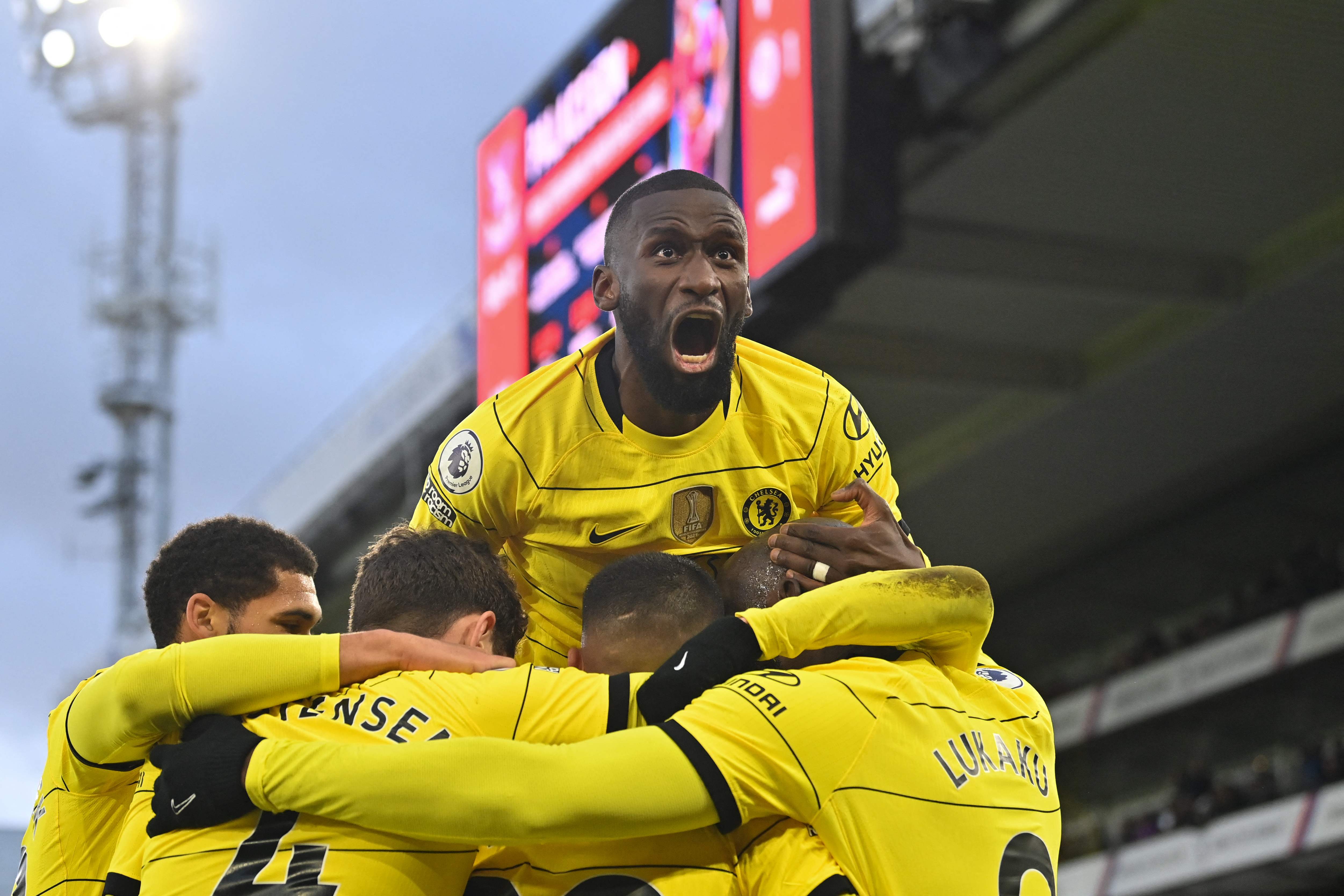 Antonio Rudiger bersama pemain Chelsea lainnya.
