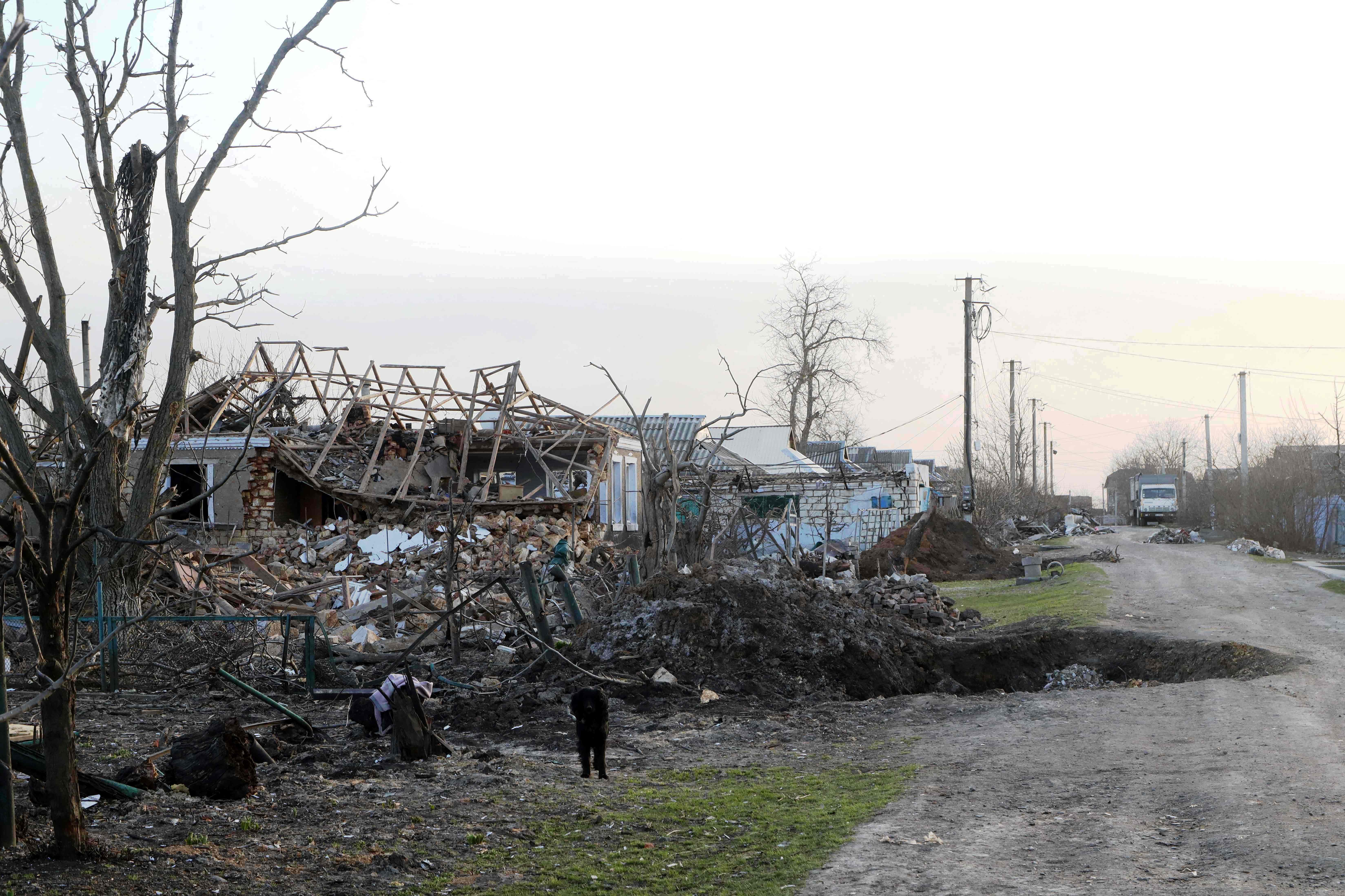Sejumlah rumah hancur akibat serangan udara militer Rusia di Kota Mykolaiv yang tak jauh dari Kota Pelabuhan Odessa, Ukraina. 