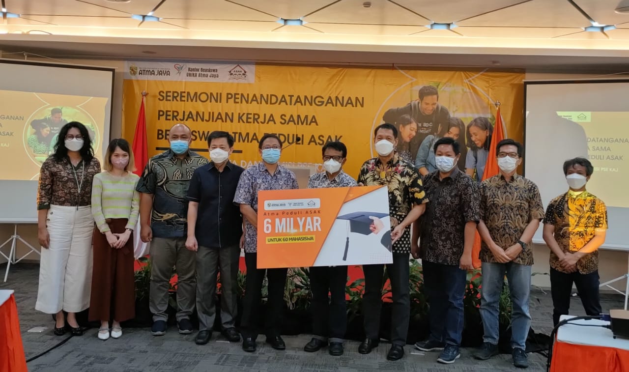 Rektor Unika Atma Jaya A. Prasetyantoko dalam acara penyerahan beasisa secara simbolis.