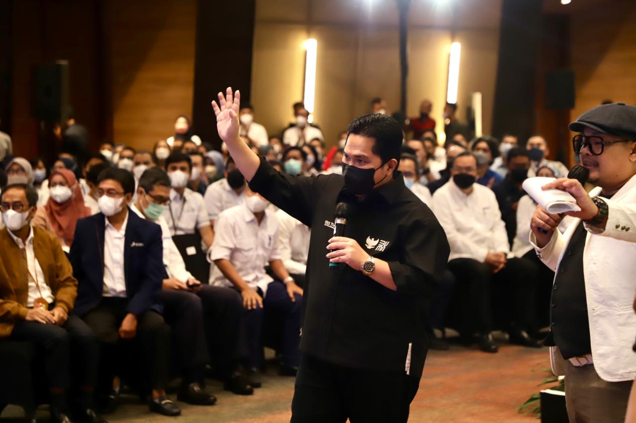 Menteri BUMN Erick Thohir menyambangi para pekerja Pertamina di Gedung Grha Pertamina, Jakarta.