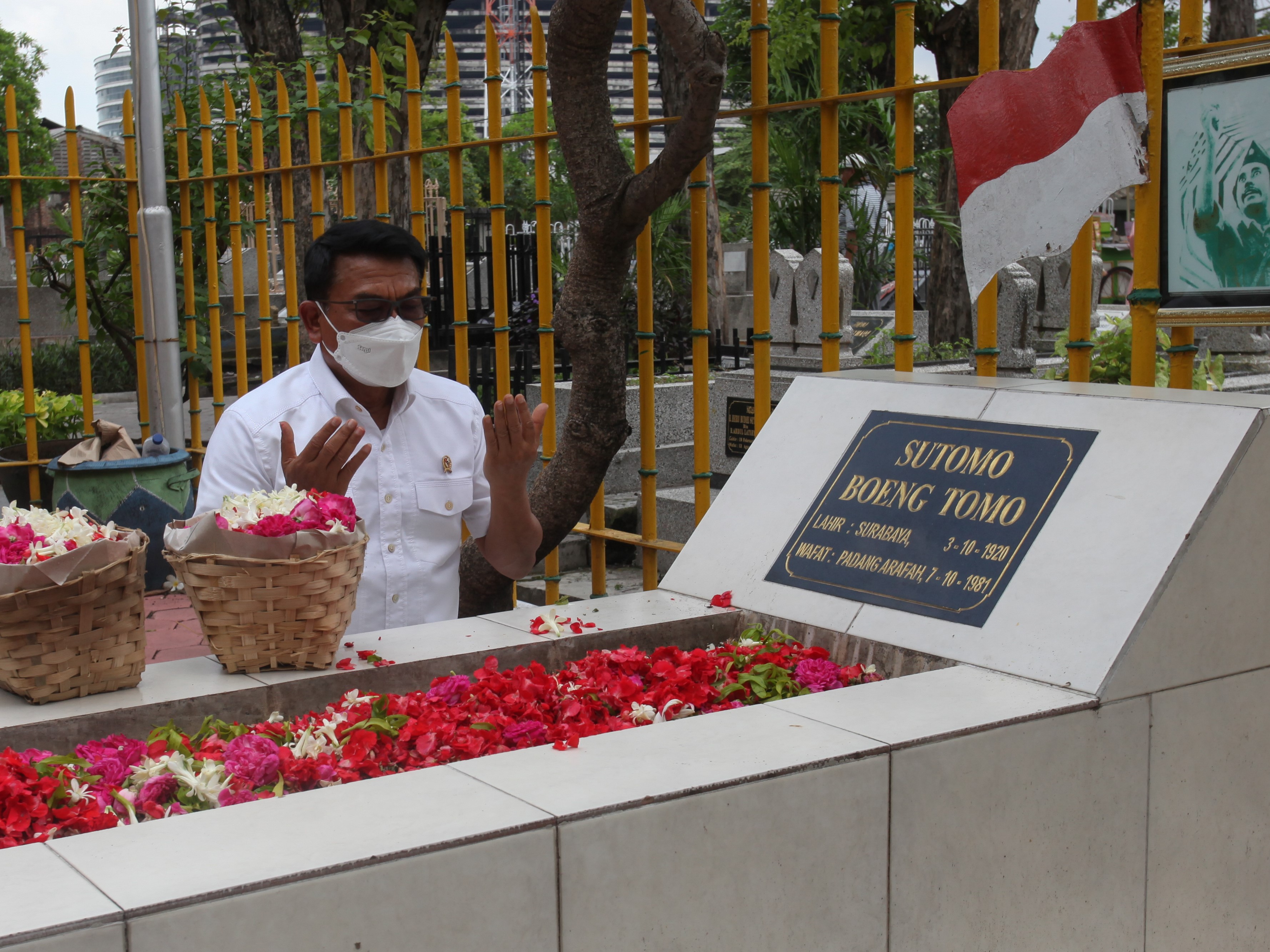 Kepala Staf Kepresidenan Moeldoko berdoa saat berziarah di Makam Pahlawan Nasional Bung Tomo di TPU Ngagel, Surabaya, Jatim, Selasa (22/3).