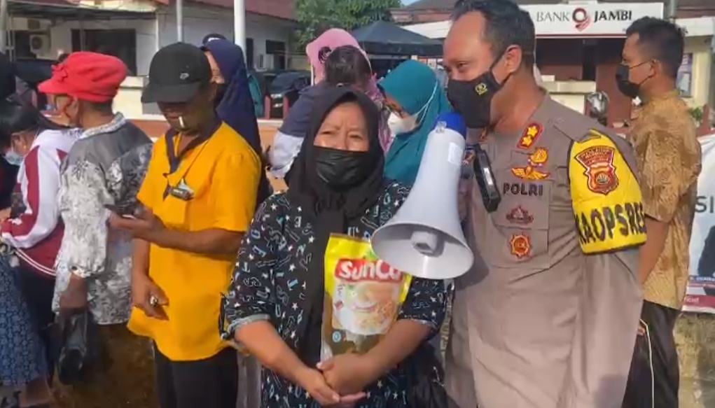 Polres Bungo, Jambi saat menggelar operasi minyak goreng murah