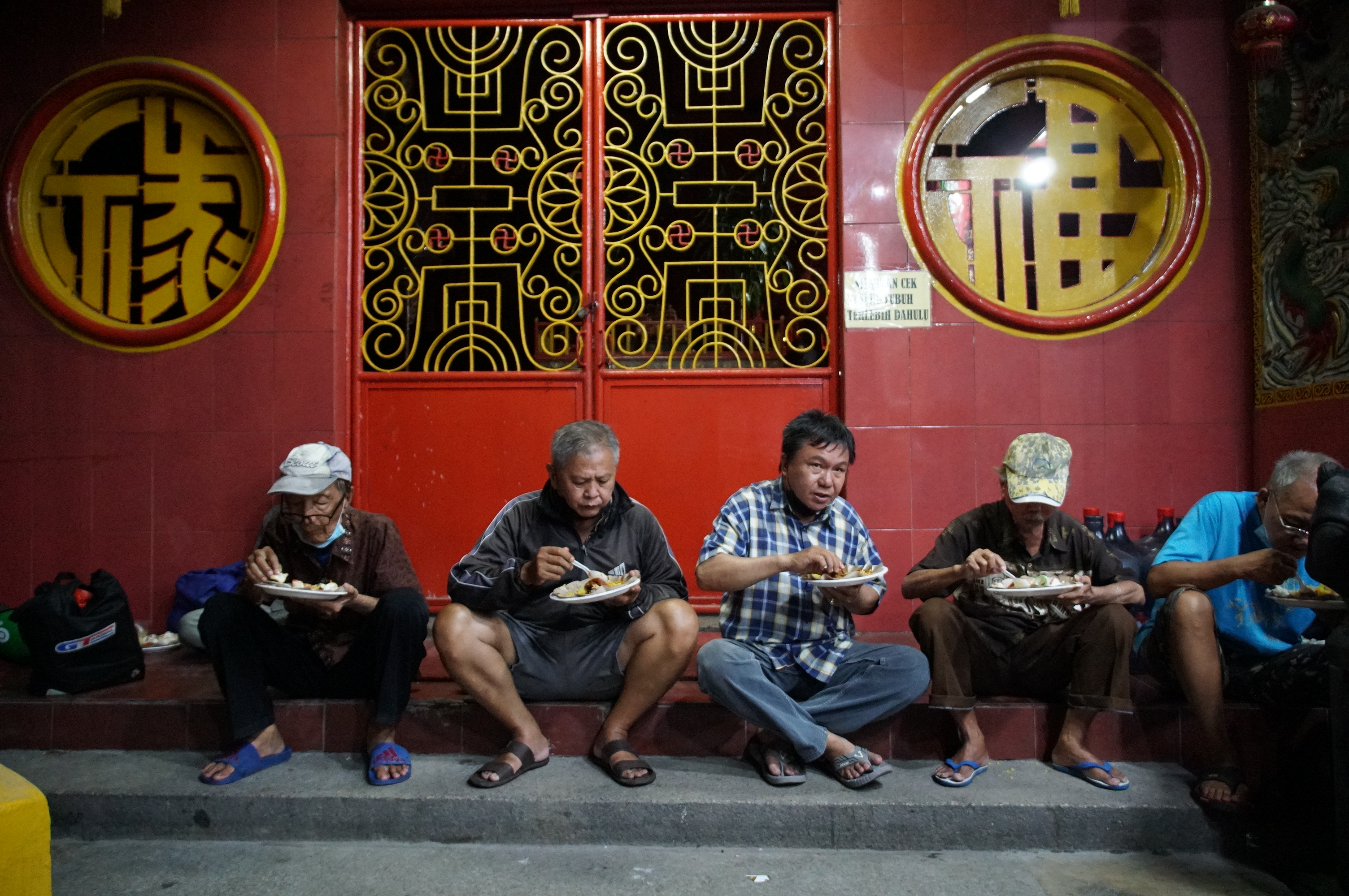Warga menyantap menu berbuka puasa di Wihara Dharma Bakti, Jakarta.