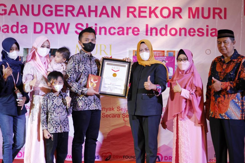 DRW Skincare meraih rekor MURI dengan pembagian serentak 50 ribu paket sembako secara serentak di seluruh Indonesia.
