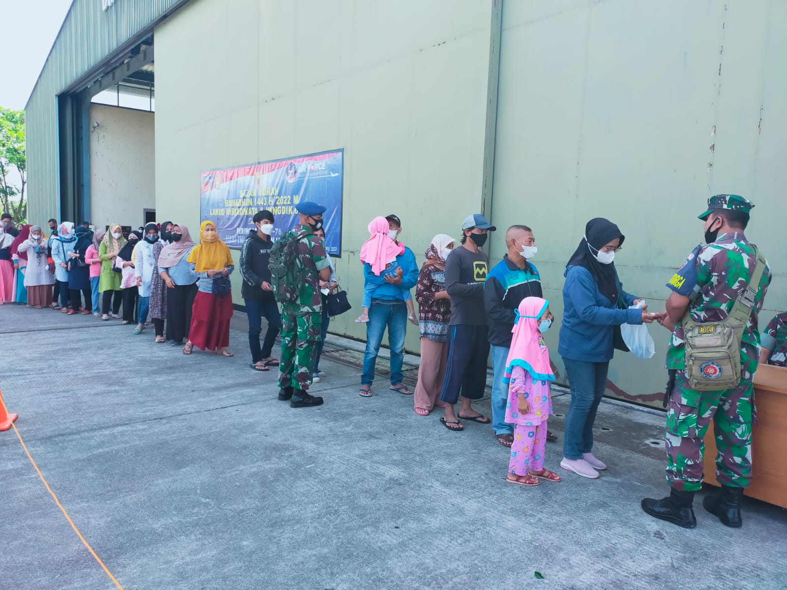 Warga mengantri membeli paket sembako murah TNI AU di  Hanggar Dirgantara Pilot School Tasikmalaya, Rabu (20/4/2022)