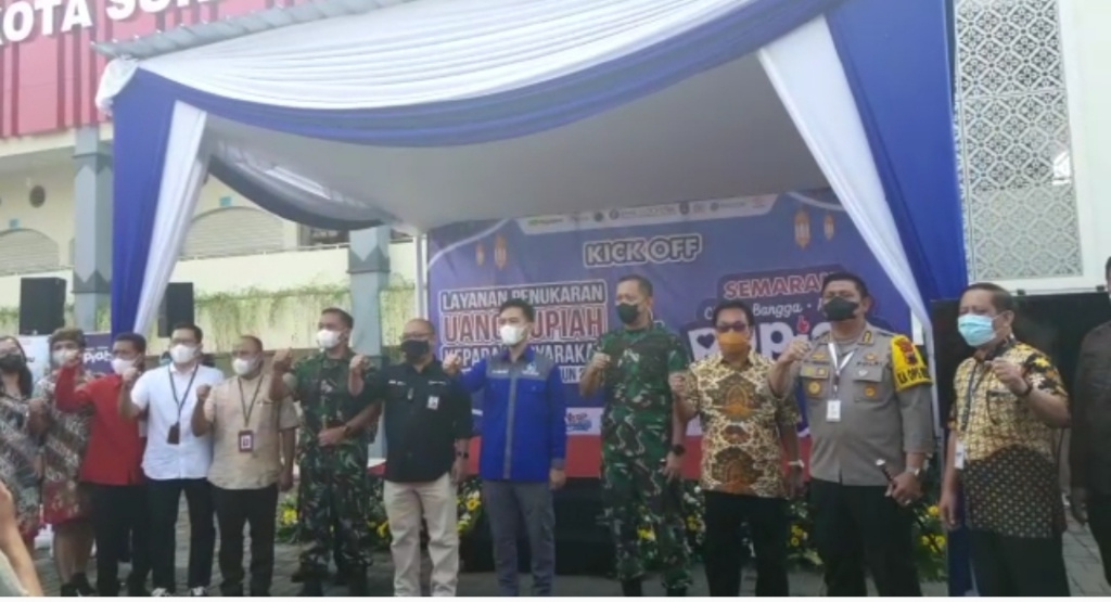  Kepala BI Solo Nugroho Joko Prastowo bersama Forkompimda dan tamu yang hadir dalam Kick Off layanan penukaran Ramadan 2022 di Pasar Legi, s