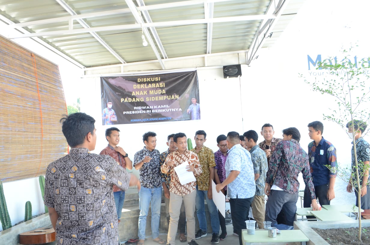 Sejumlah pemuda dari Kota Padang Sidempuan, Sumatra Utara, menyatakan dukungan untuk Ridwan Kamil di Pilpres 2024