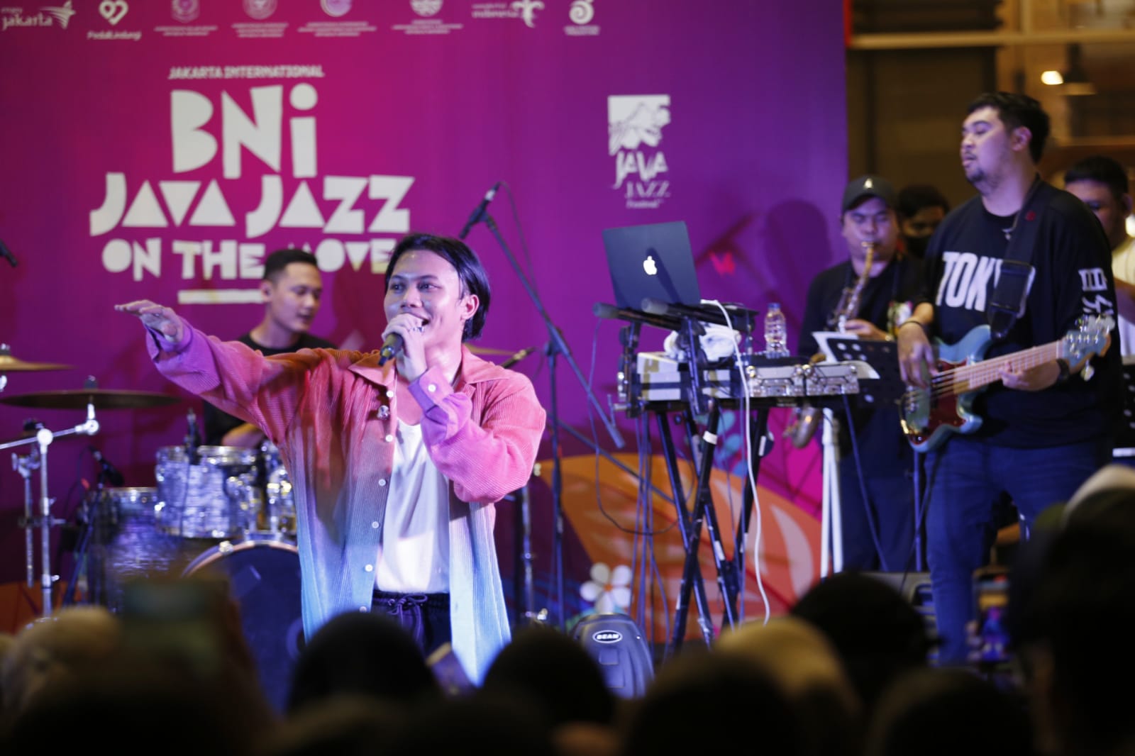 Musisi Rizki Febian tampil pada BNI Java Jazz On The Move yang diselenggarakan di Mall of Indonesia, Jakarta, Minggu (24/),