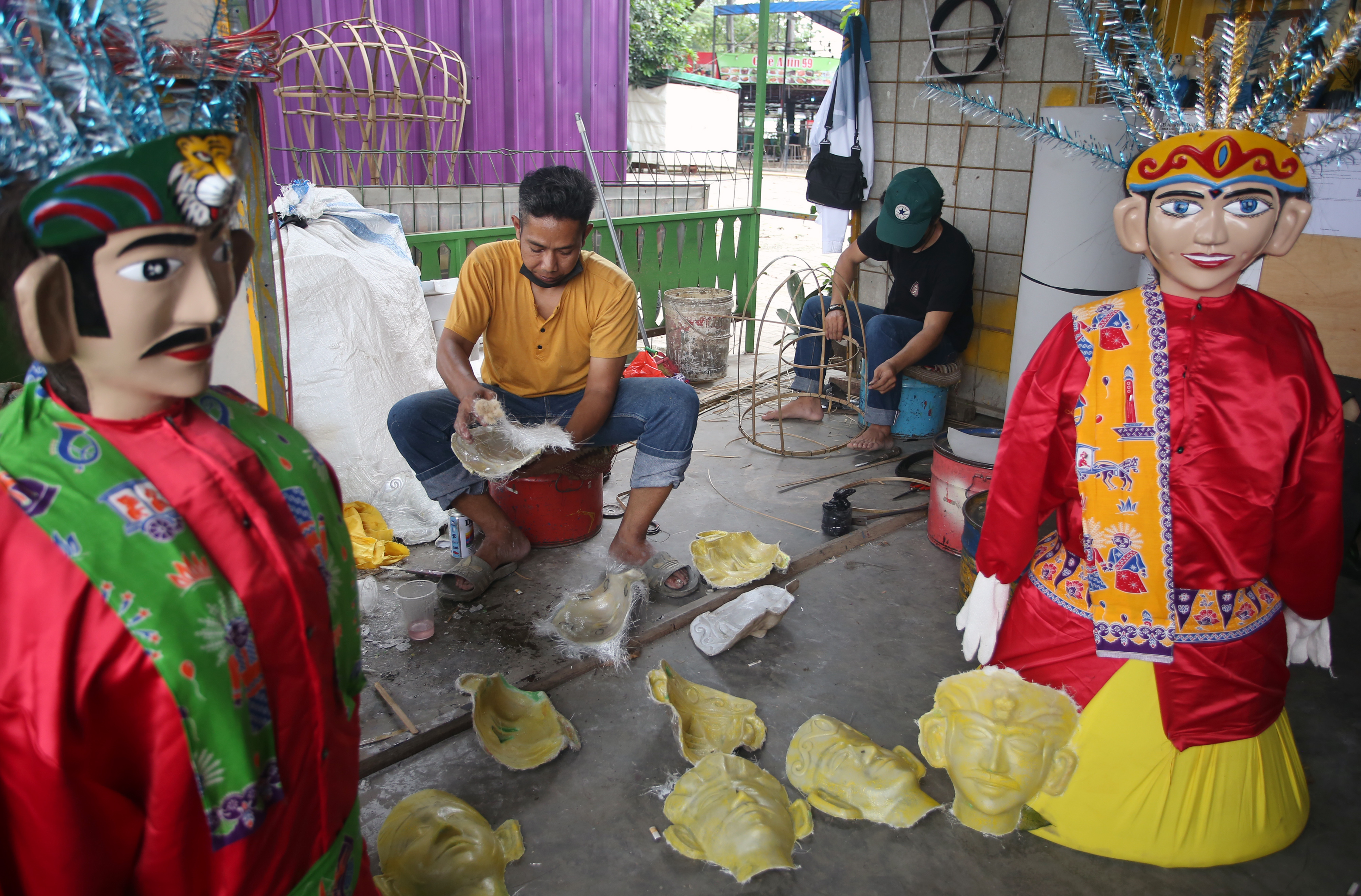 Perajin ondel-ondel khas Betawi.