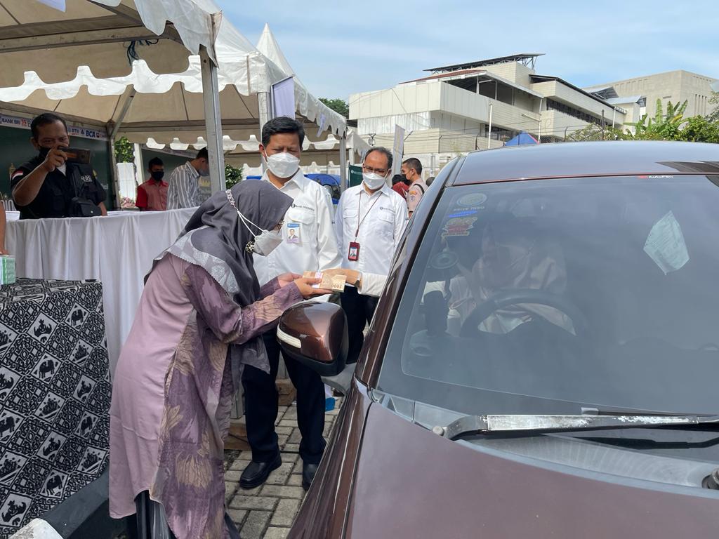 Layanan penukaran uang di halaman Kantor BI Lampung