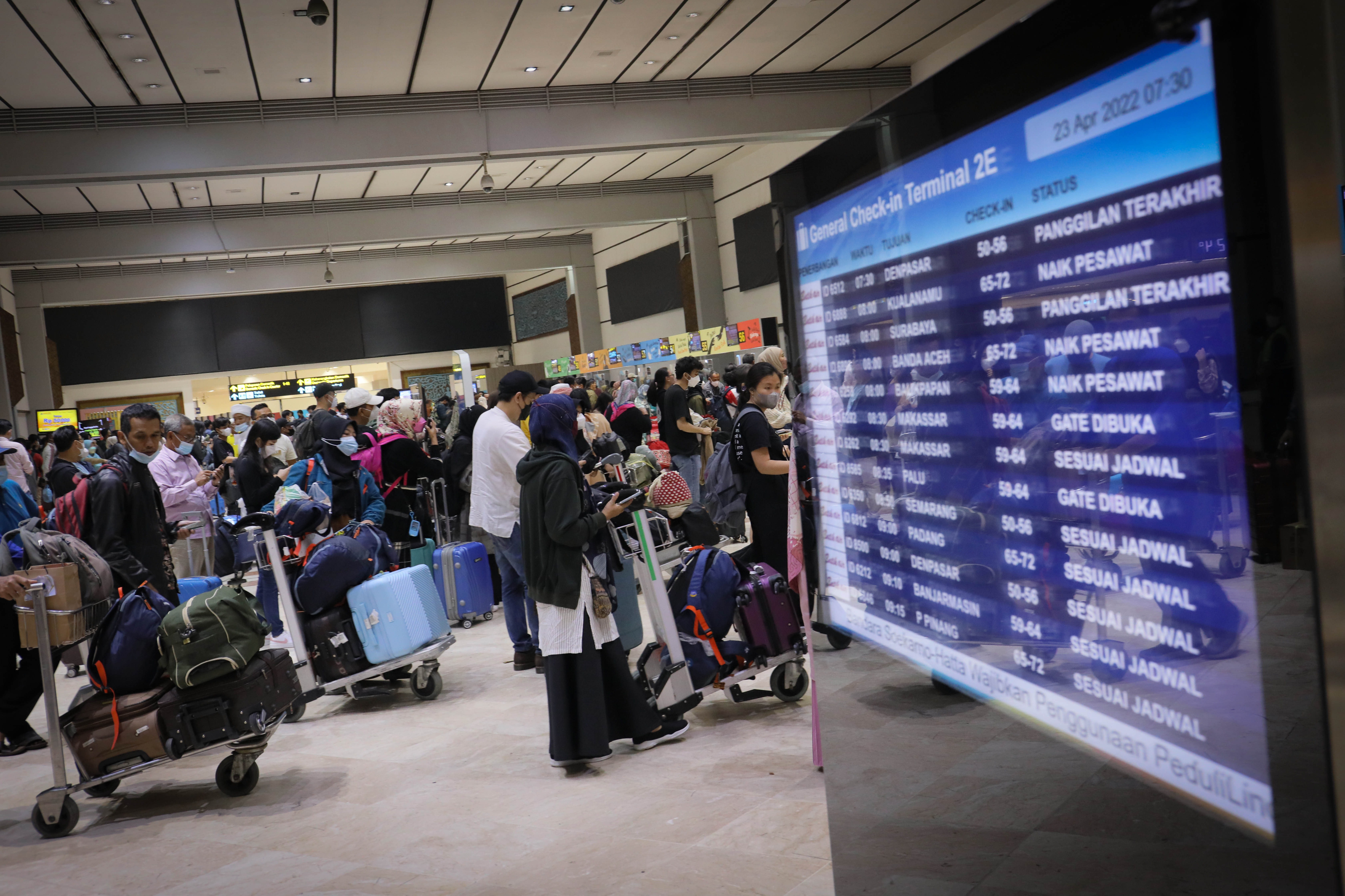 Calon penumpang yang didominasi pemudik antre di loket terminal Bandara Soekarno-Hatta.