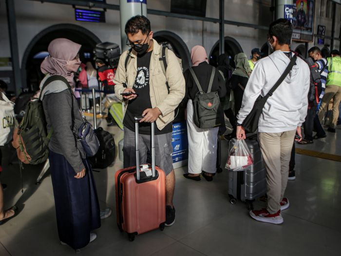 Sejumlah pemudik di Stasiun KA Senen, Sabtu (23/4)