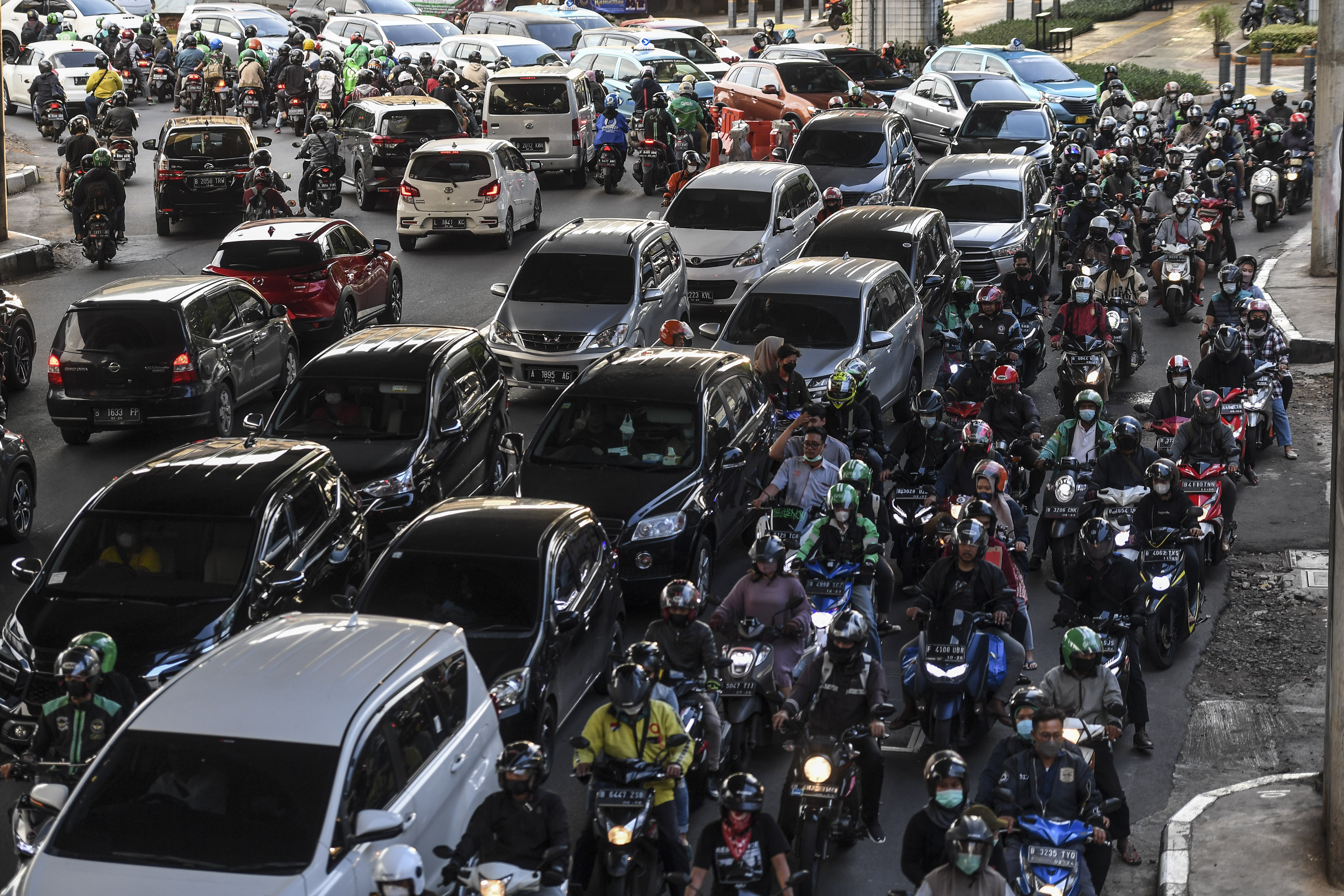 Sejumlah kendaraan berjalan perlahan saat terjebak macet di Jalan Wolter Mongonsidi, Jakarta.