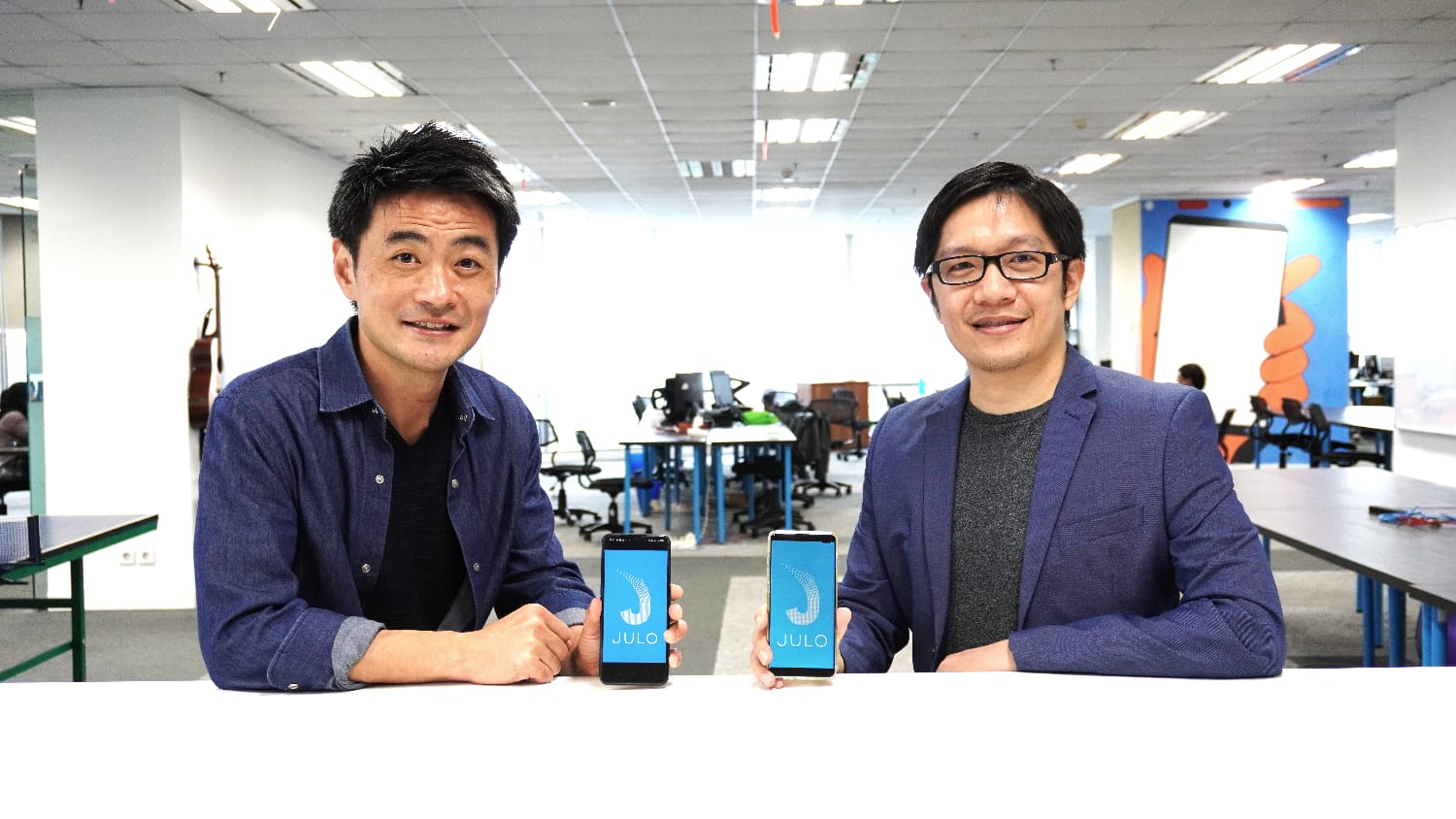 CEO & Co-Founder of JULO Adrianus Hitijahubessy, dan Kosuke Mori dari Credit Saion menunjukkan aplikasi JULO