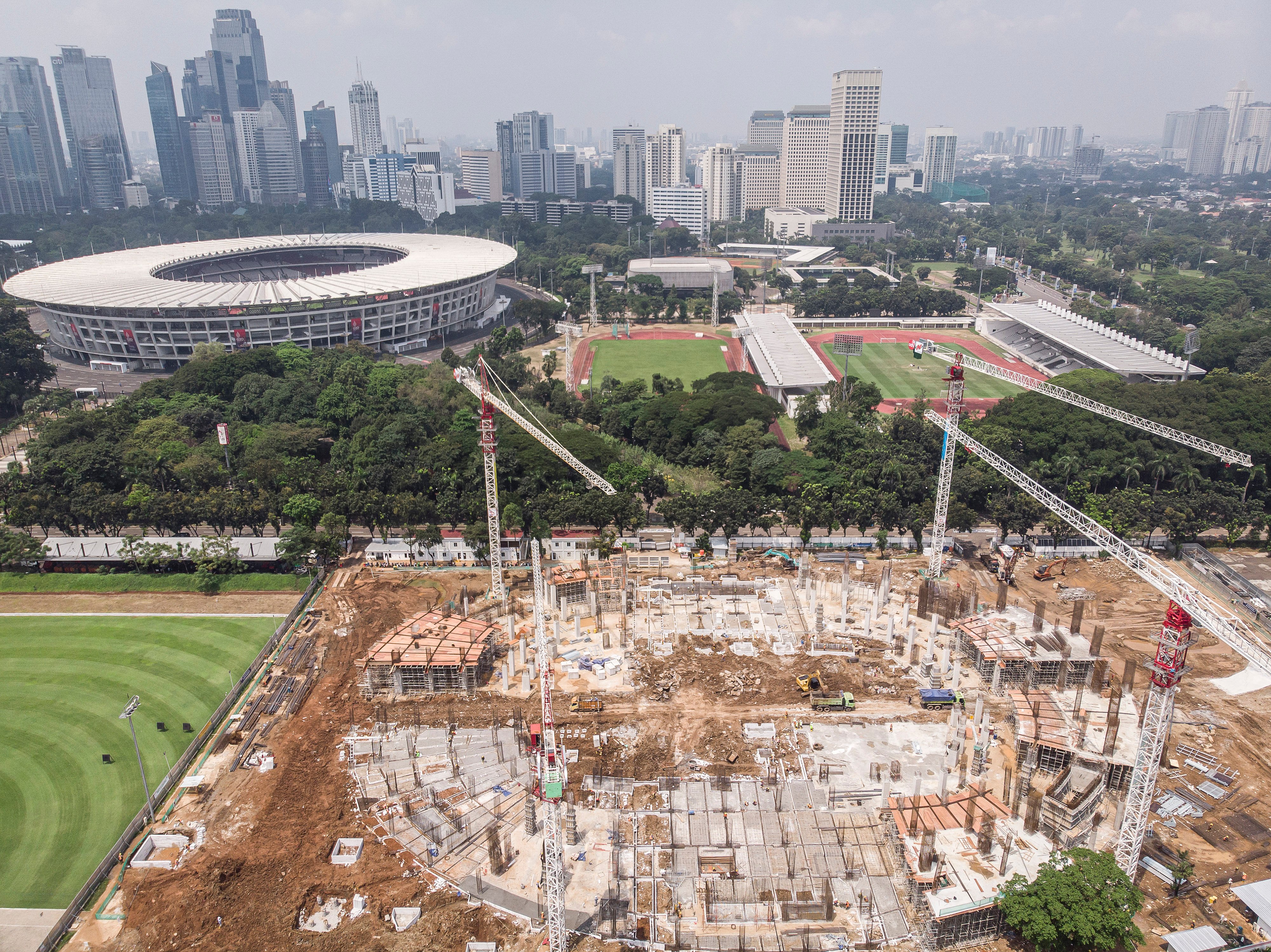 Foto udara proyek pembangunan Indoor Multifunction Stadium (IMS) di kompleks Gelora Bung Karno (GBK), Senayan, Jakarta.