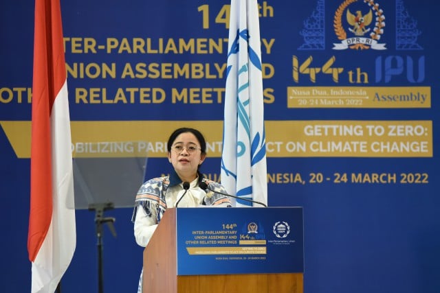 Ketua DPR Puan Maharani saat memberikan pidato dalam Forum of Women Parliamentarians, IPU ke-144 di Nusa Dua, Bali, Minggu (20/3).  
