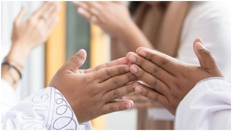 Ilustrasi. Perayaan Idul Ftri dengan bersalam-salaman. 