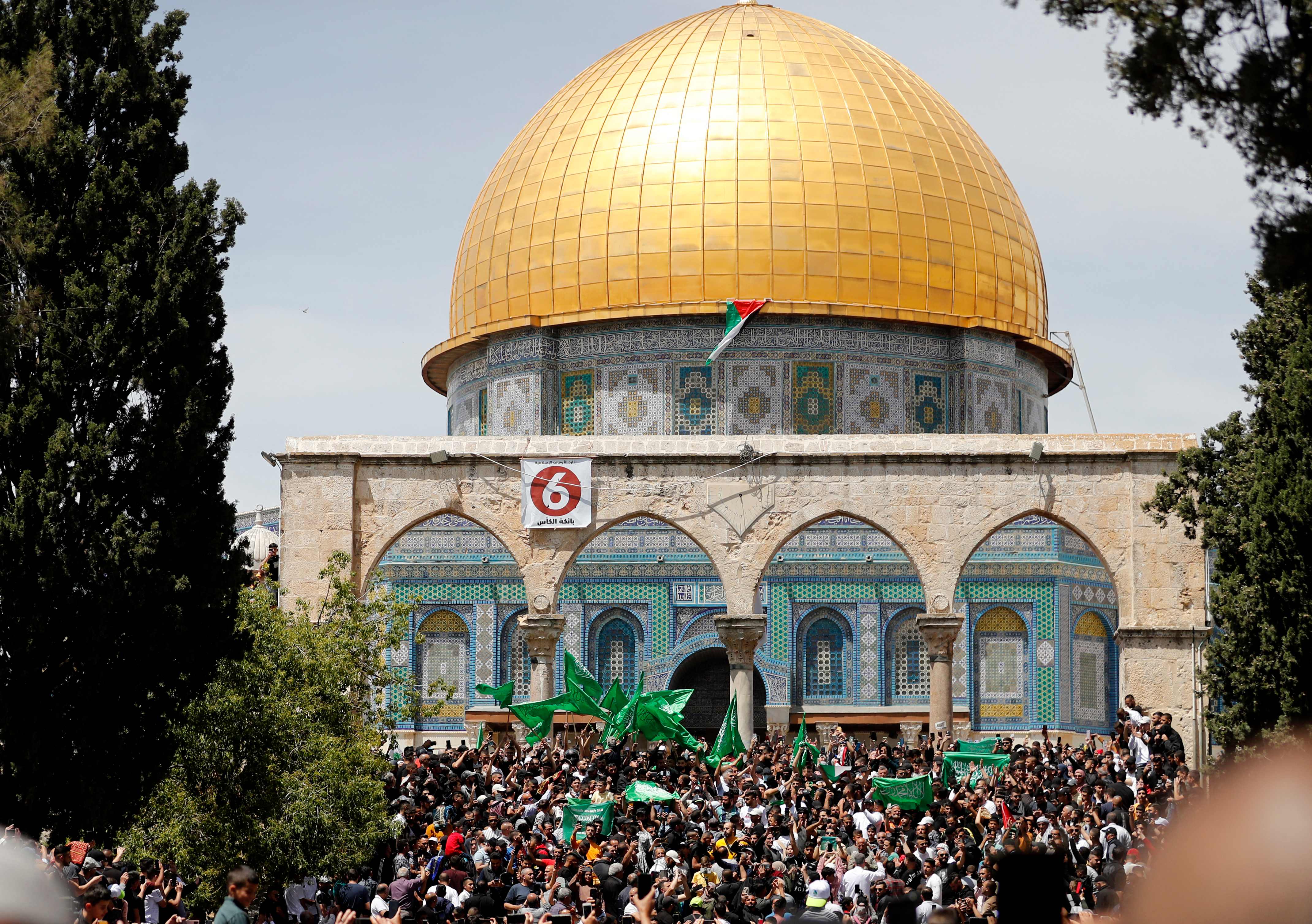 Warga palestina memadati komplek masjid al Aqsa