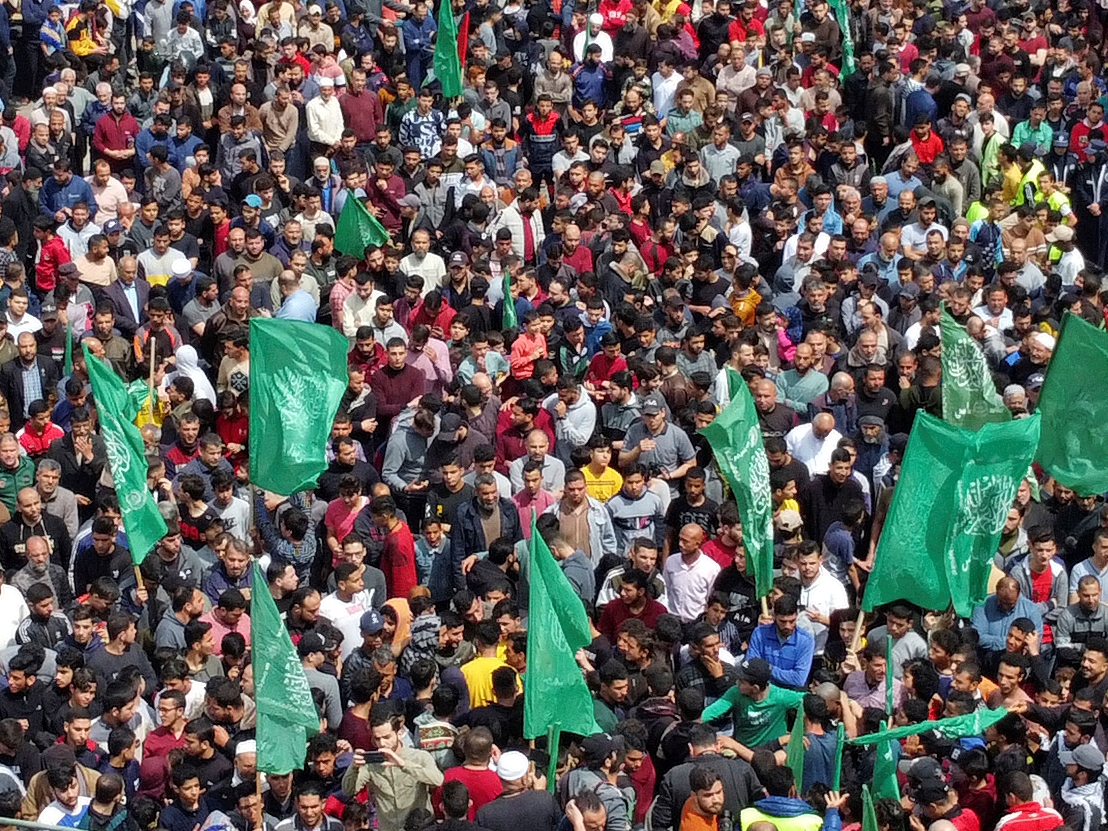 Pendukung gerakan Hamas Palestina berkumpul setelah salat Jumat di Jabalia, Jalur Gaza utara, untuk menunjukkan solidaritas.