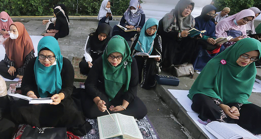 Ibu-ibu membaca Al-Qur’an saat mengikuti Bogor Ngaos Alquran di Lawang Salapan, Kota Bogor, Jawa Barat, Minggu (24/4)