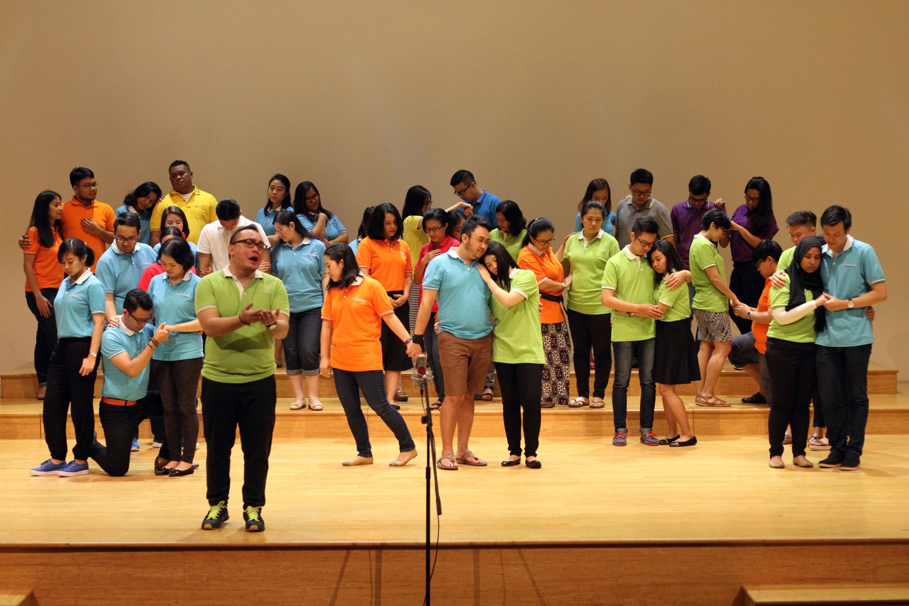 Sejumlah anggota paduan suara Batavia Madrigal Singers melakukan latihan rutin di Studio Resonanz, Jakarta.