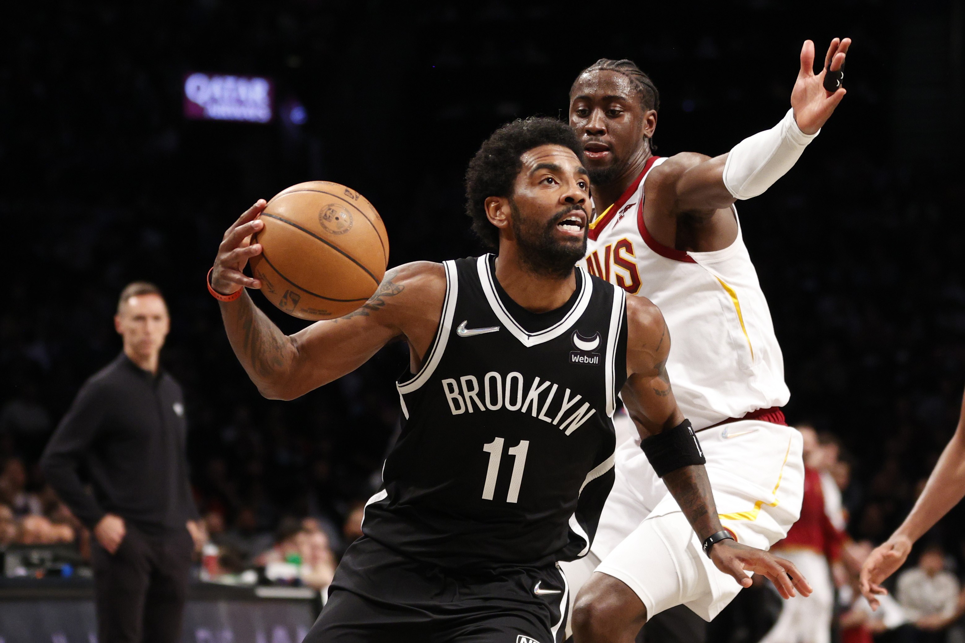 Pemain Brooklyn Nets Kyrie Irving melancarkan serangan dalam laga play-in NBA melawan Cleveland Cavaliers.