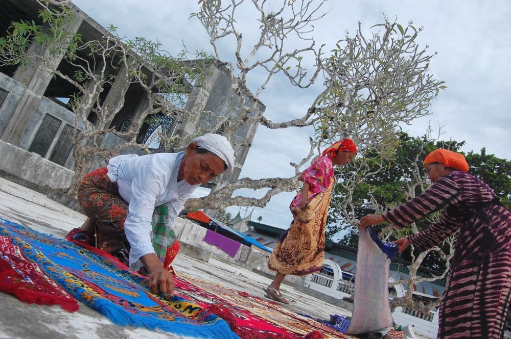 Sejumlah anggota jemaah tarekat Syattariyah bersiap-siap melaksanakan shalat Maghrib.  