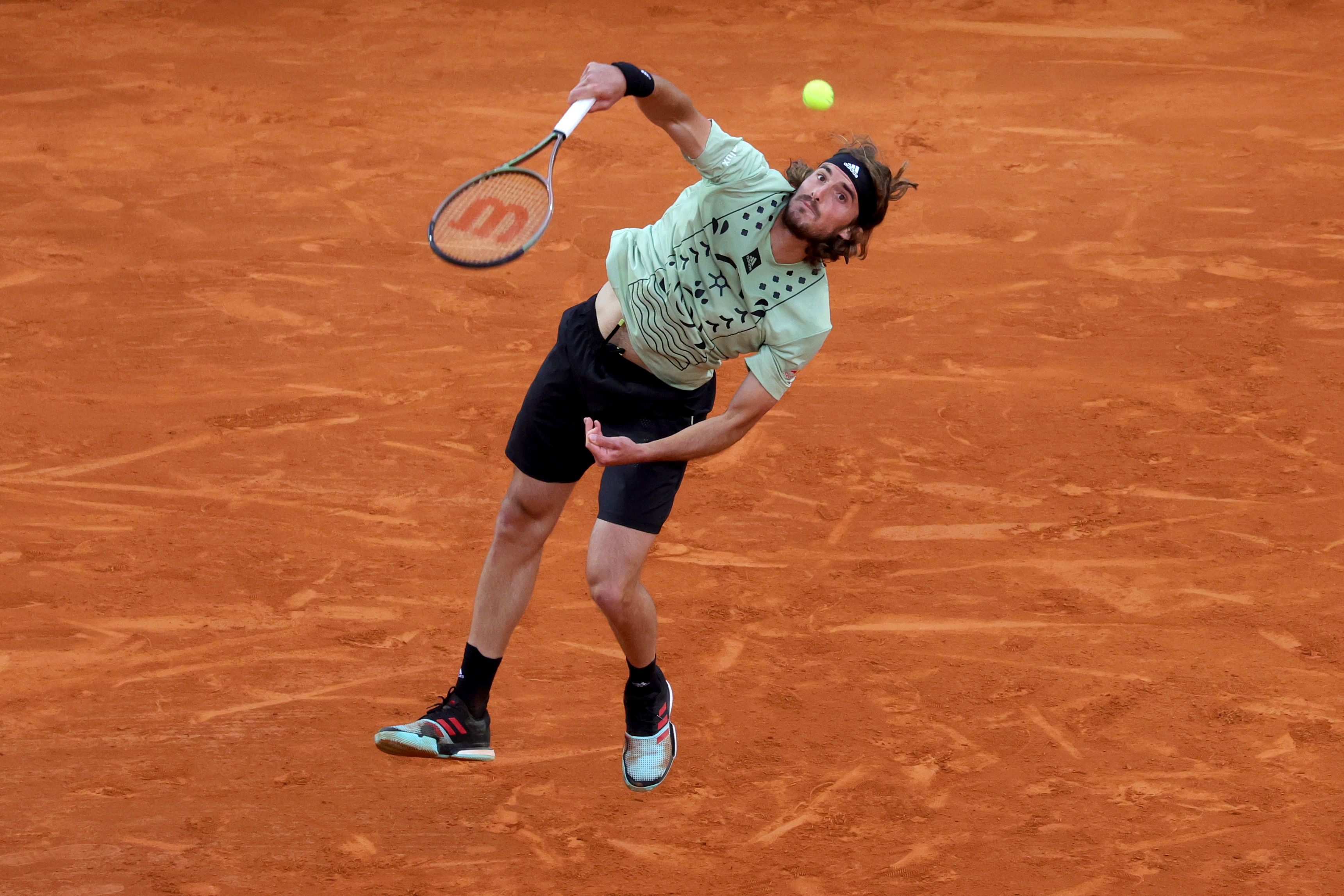 Petenis Yunani mengambalikan bola ke arah lawannya, Fabio Fognini, dari Italia pada laga turnamen Monte Carlo Masters 2022. 
