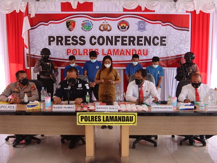 Konferensi pers penangkapan kurir narkoba lintas provinsi di Mapolres Lamandau, Senin (4/4/2022).