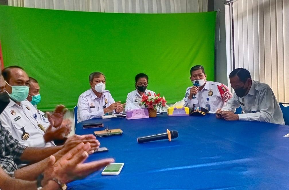 Kepala Kantor Wilayah Kemenkumham NTT Marciana D Jone (tengah) saat memberikan keterangan pers di Kupang, Rabu (13/4/2022)