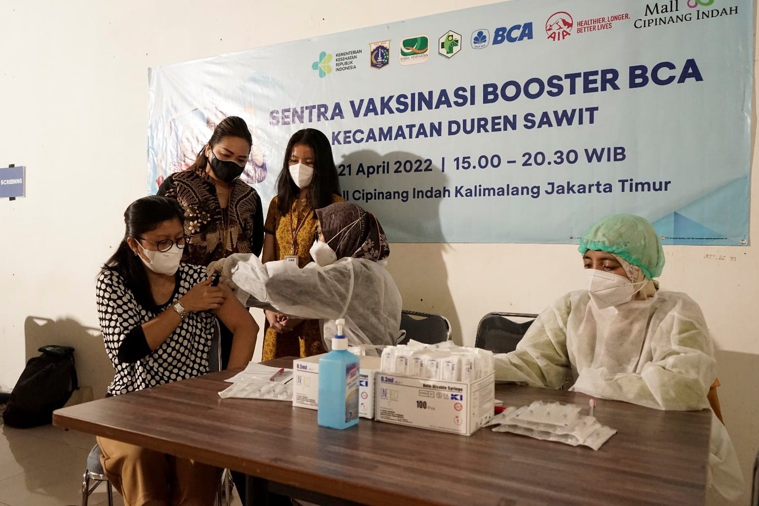 AIA bersinergi dengan BCA menghadirkan sentra vaksinasi covid-19 booster di Jakarta Timur. 