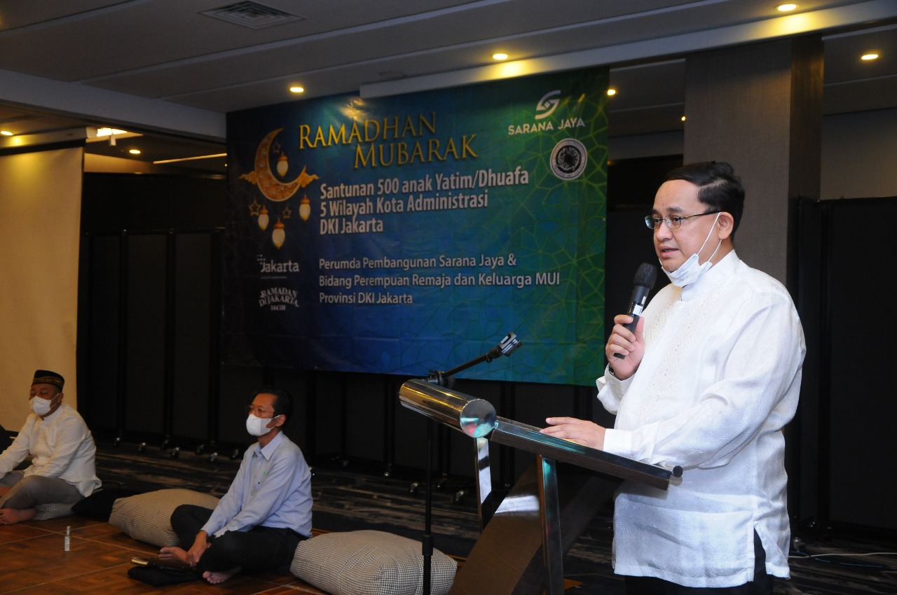  Direktur Utama Sarana Jaya, Agus Himawan, saat menutup rangkaian kegiatan Santunan Kepada 500 anak yatim dan dhuafa.  