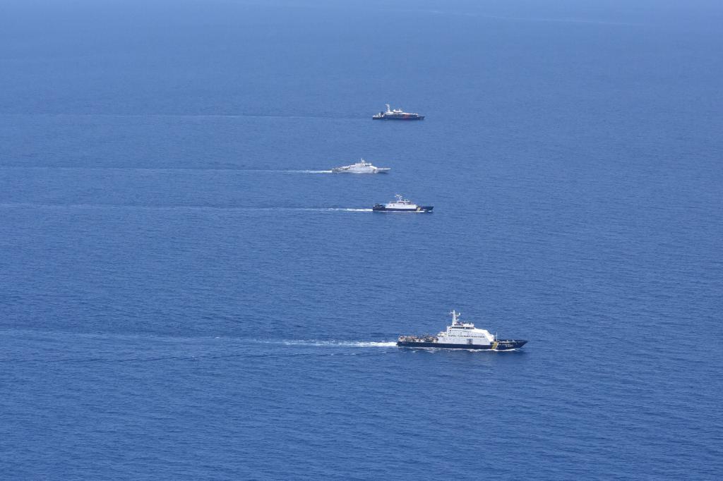 Petugas KKP mengawasi kapal yang diduga melakukan illegal fishing di perairan Indonesia. 